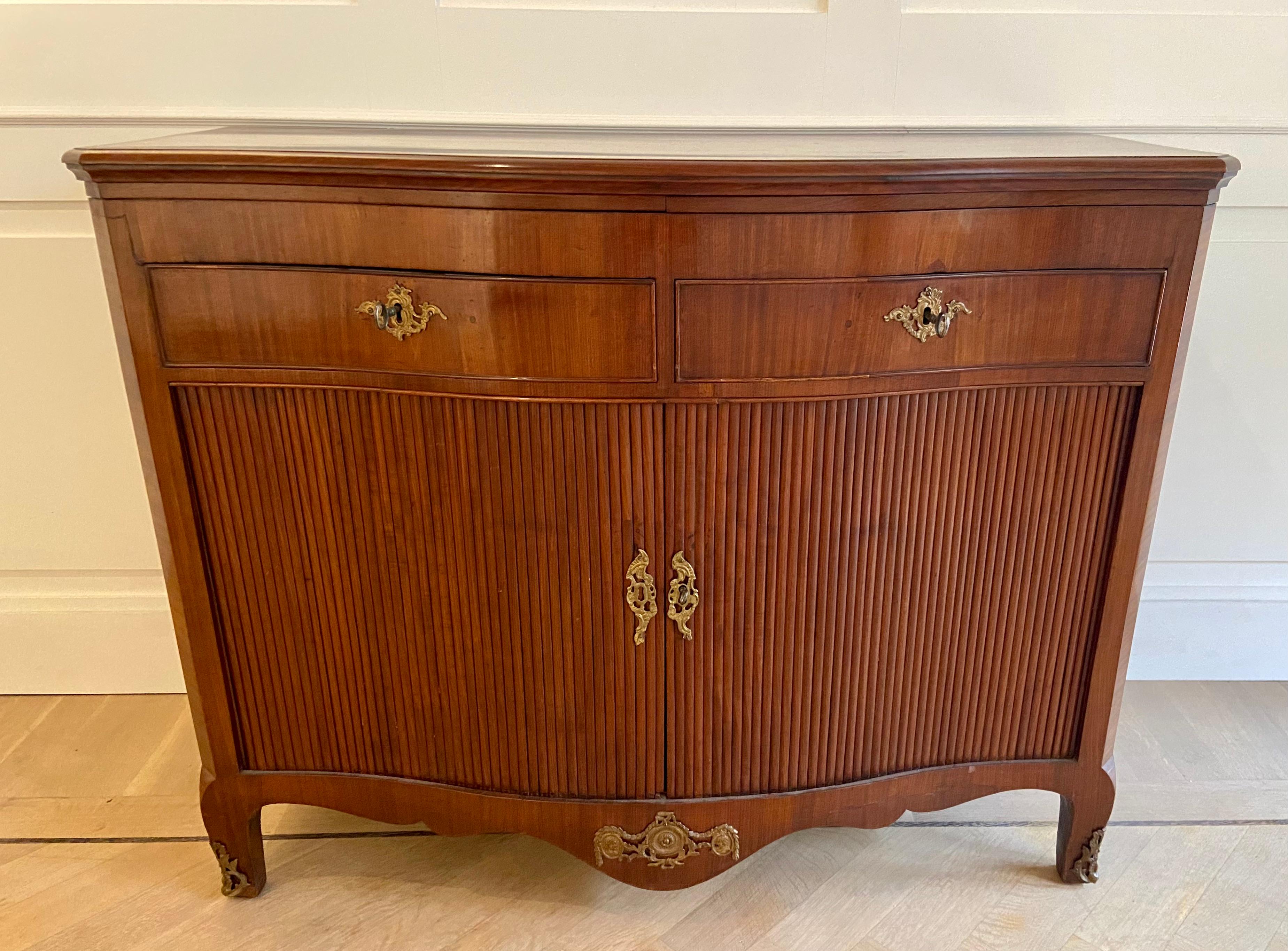 Elegant Dutch lift-top buffet in mahogany, circa 1780.
With 2 drawers, 2 (roller) doors and the special lift-top.
In a very good condition.