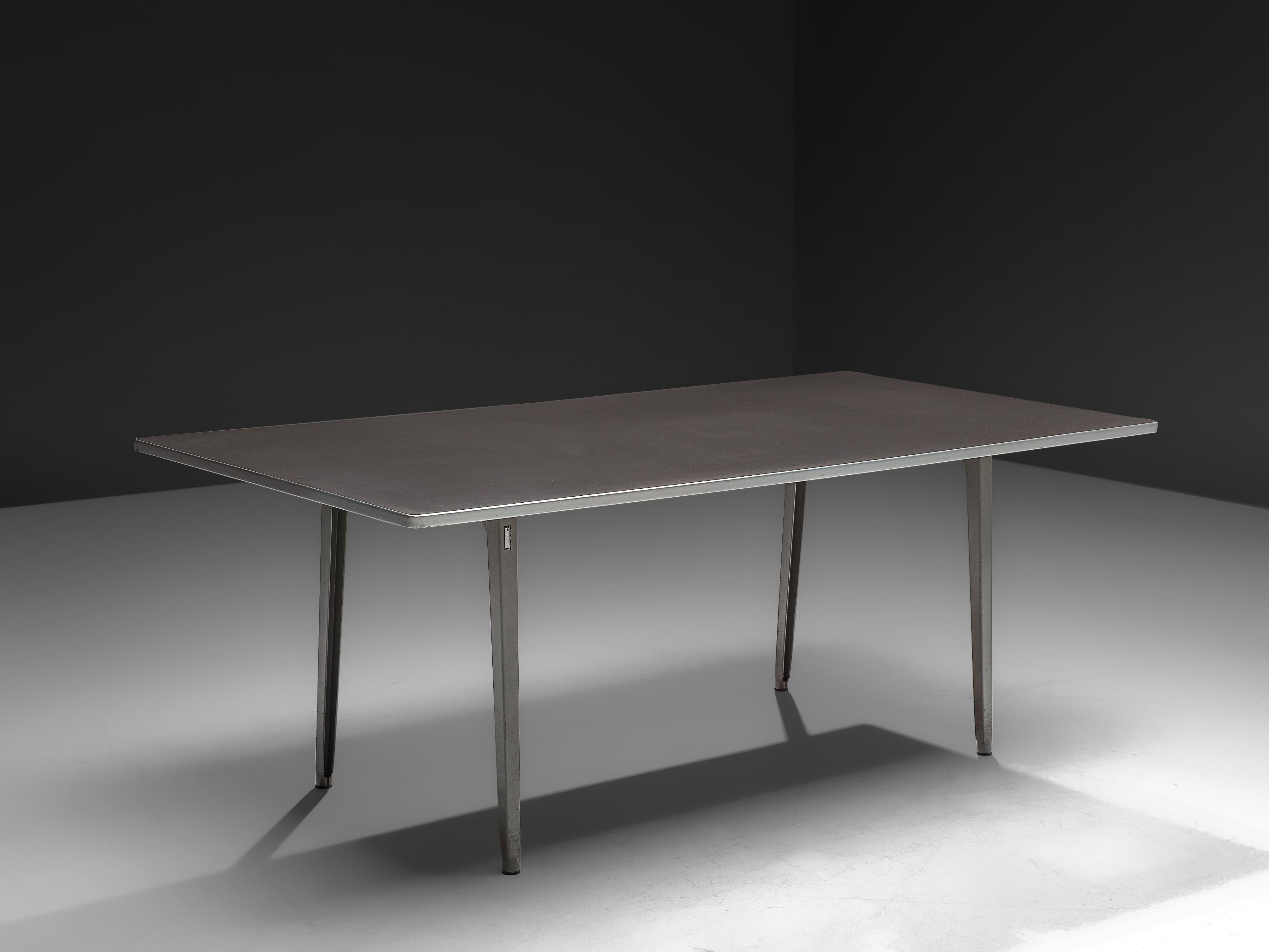 Friso Kramer pour Ahrend de Cirkel, table de travail, acier laqué, linoléum, aluminium, Pays-Bas, années 1950. 

Cette table de travail a été conçue par Friso Kramer dans les années 1940. La table présente un design modeste, avec des pieds