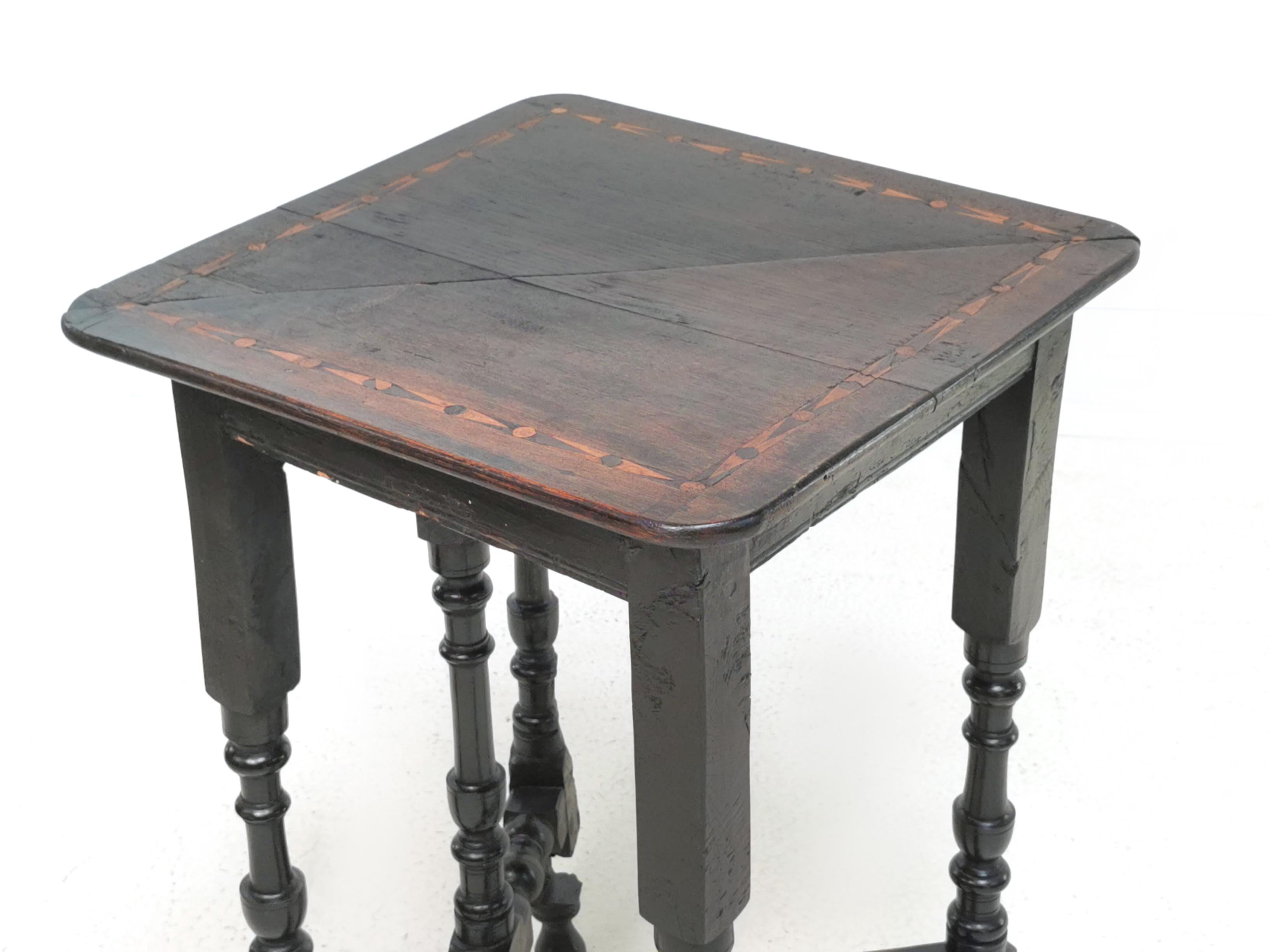 Dutch Gateleg table 

A Dutch 18th-century small oak gateleg table. A beautiful pattern to the outer tabletop. 

This drop leaf table is ready to use as a corner table, side table or coffee table. 

The piece has bags of character and is