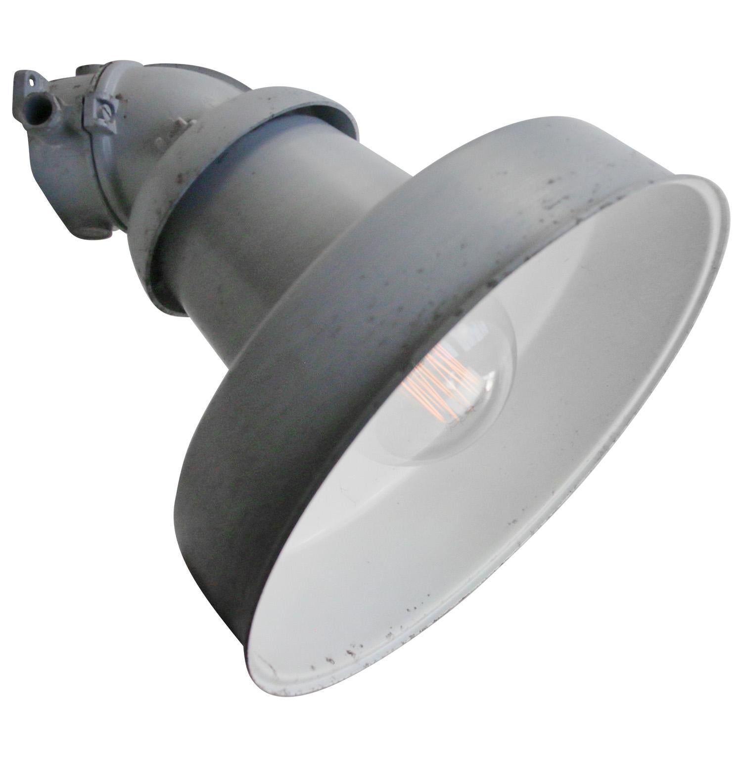 Industria Rotterdam industrial 45 degrees wall light.
Grey aluminium.

Weight: 1.60 kg / 3.5 lb.

Priced per individual item. All lamps have been made suitable by international standards for incandescent light bulbs, energy-efficient and LED