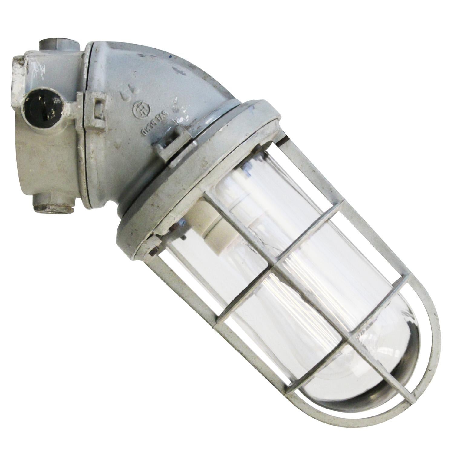 Niederländische Industrie-Wandleuchte von 'Industria Rotterdam'.
Aluminium mit Klarglas

Gewicht: 1,70 kg / 3,7 lb

Der Preis gilt für jeden einzelnen Artikel. Alle Lampen sind nach internationalen Normen für Glühbirnen, energieeffiziente und