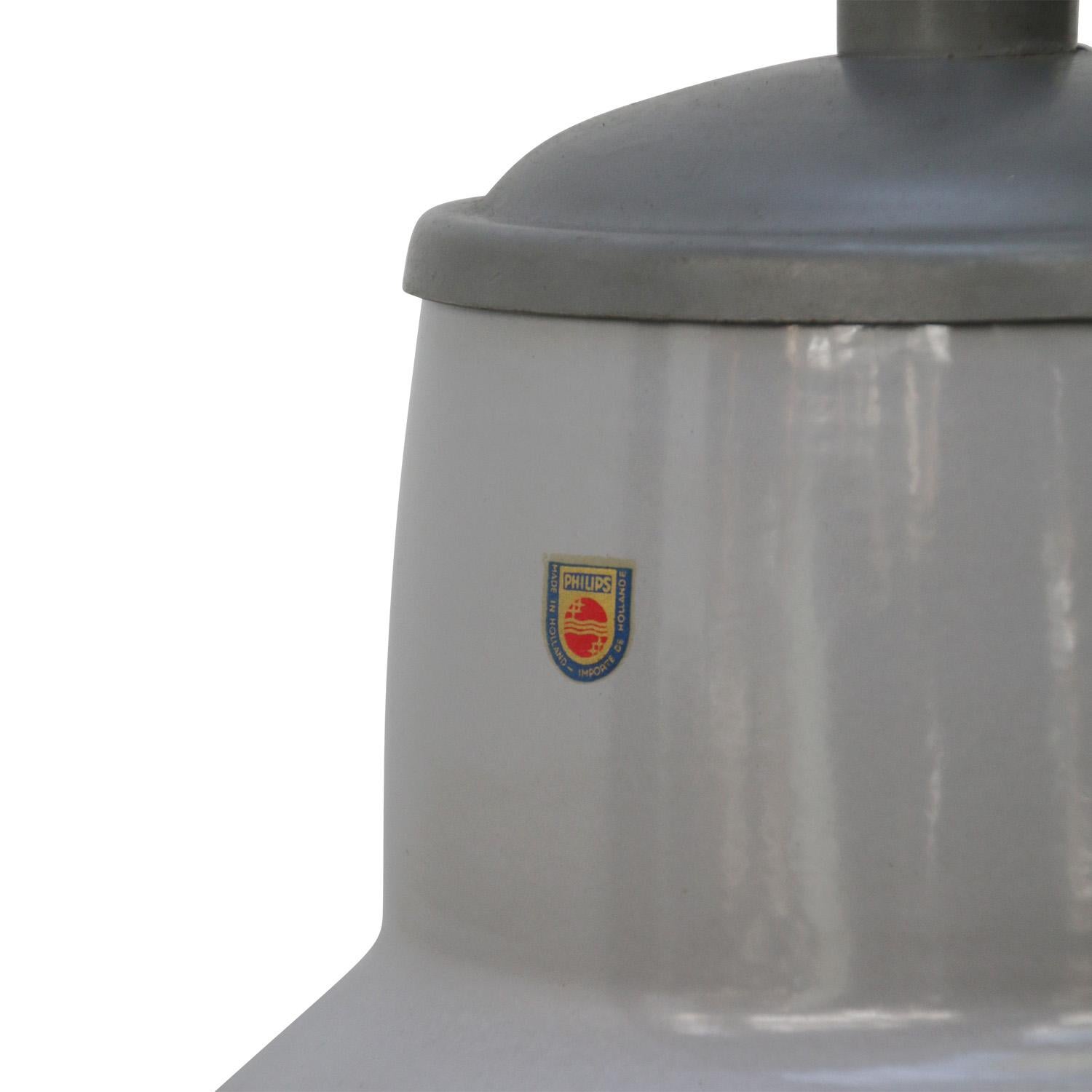 Dutch grey industrial factory light by Philips
Thick quality enamel. Metal top.
Used in warehouses and factories.

Double bulb holder: 2x E27/E26

Weight: 4.00 kg / 8.8 lb

Priced per individual item. All lamps have been made suitable by