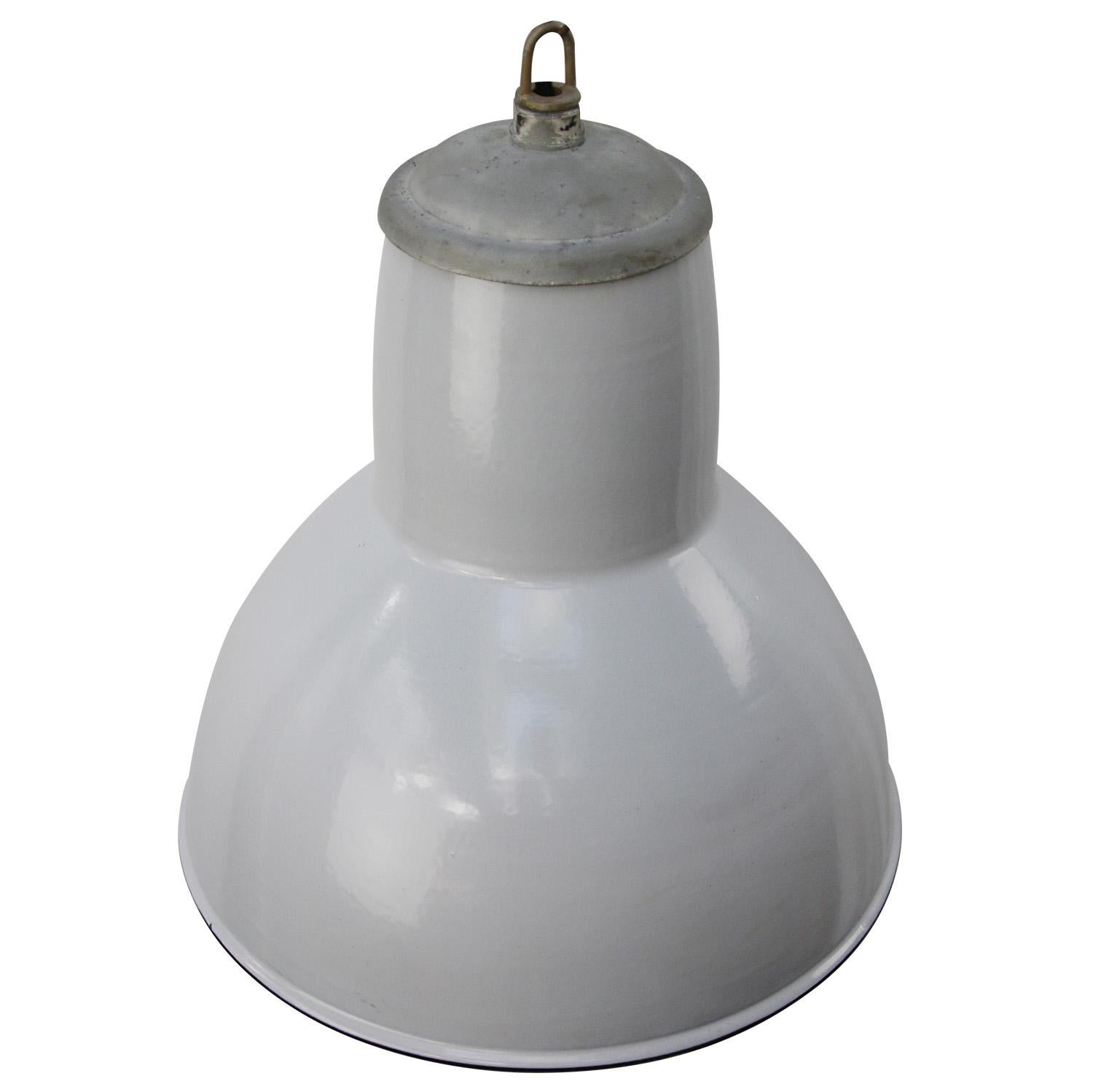 Dutch grey industrial factory light by Philips
Thick quality enamel. Metal top.
Used in warehouses and factories.

E27/E26

Weight: 3.40 kg / 7.5 lb

Priced per individual item. All lamps have been made suitable by international standards