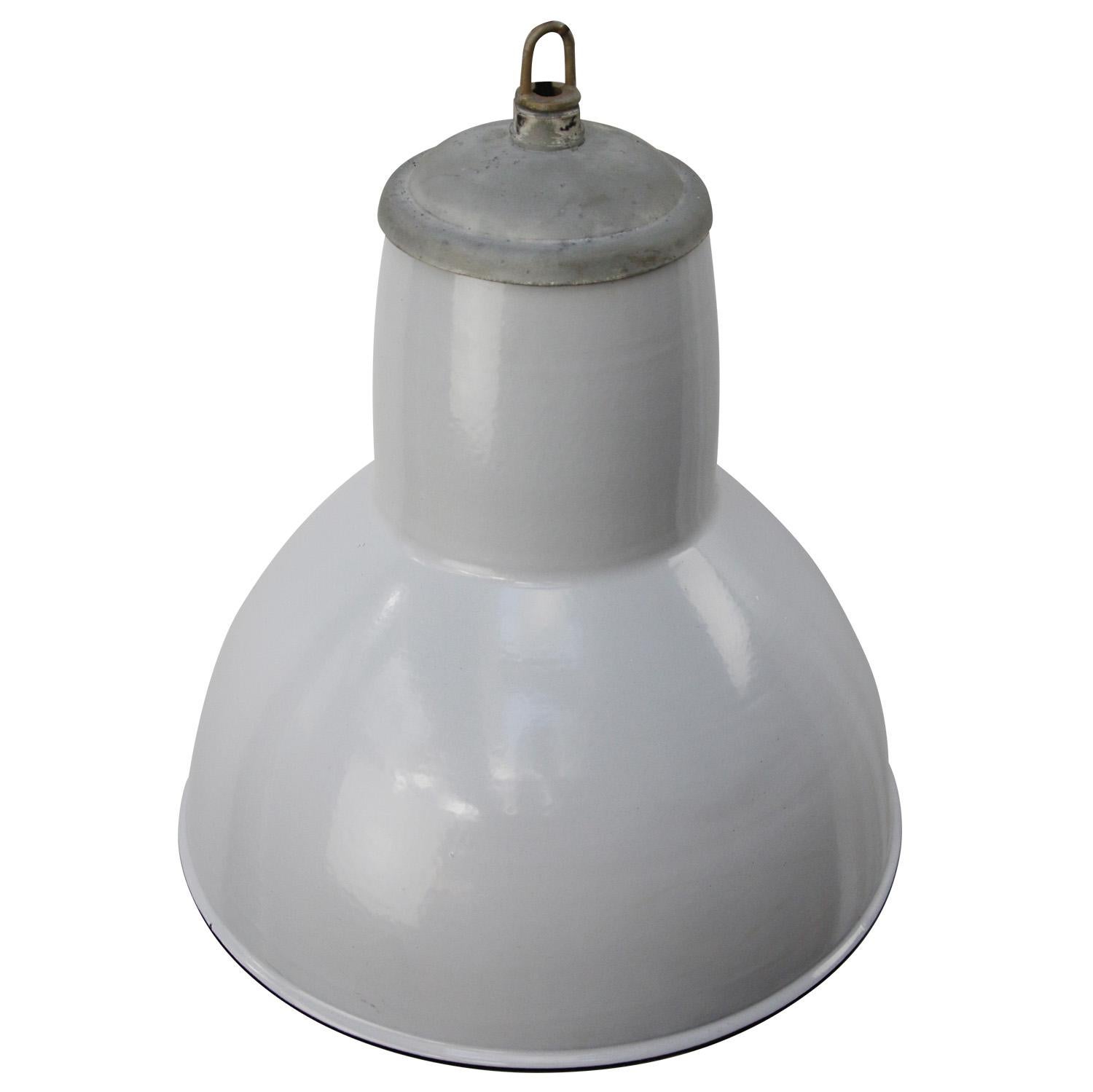 Niederländisch graue industrielle Fabrikleuchte von Philips
Dickes Qualitätsemail. Oberteil aus Metall.
Wird in Lagerhäusern und Fabriken verwendet.

E27/E26

Gewicht: 3,40 kg / 7,5 lb

Der Preis gilt für jeden einzelnen Artikel. Alle Lampen