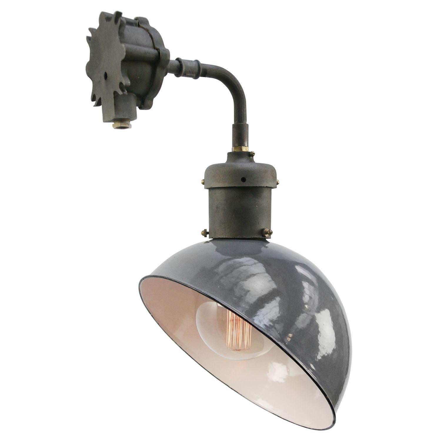 Rare Dutch Industrial asymmetric wall lamp by Industria Rotterdam
Very good original state. ± 1930
Grey enamel, cats iron wall mount with brass details

Weight: 4.00 kg / 8.8 lb

Priced per individual item. All lamps have been made suitable by
