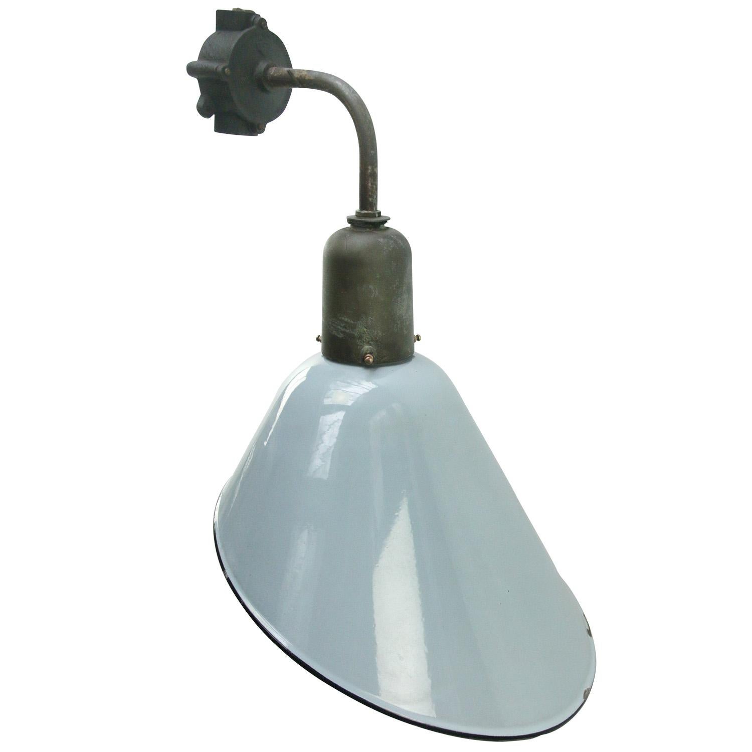 Applique d'usine.
Émail gris, intérieur blanc.

Mesures : diamètre de la pièce murale en fonte : 12 cm, 2 trous de fixation.

Poids : 3,40 kg / 7,5 lb

Le prix est fixé par article individuel. Toutes les lampes ont été rendues conformes aux