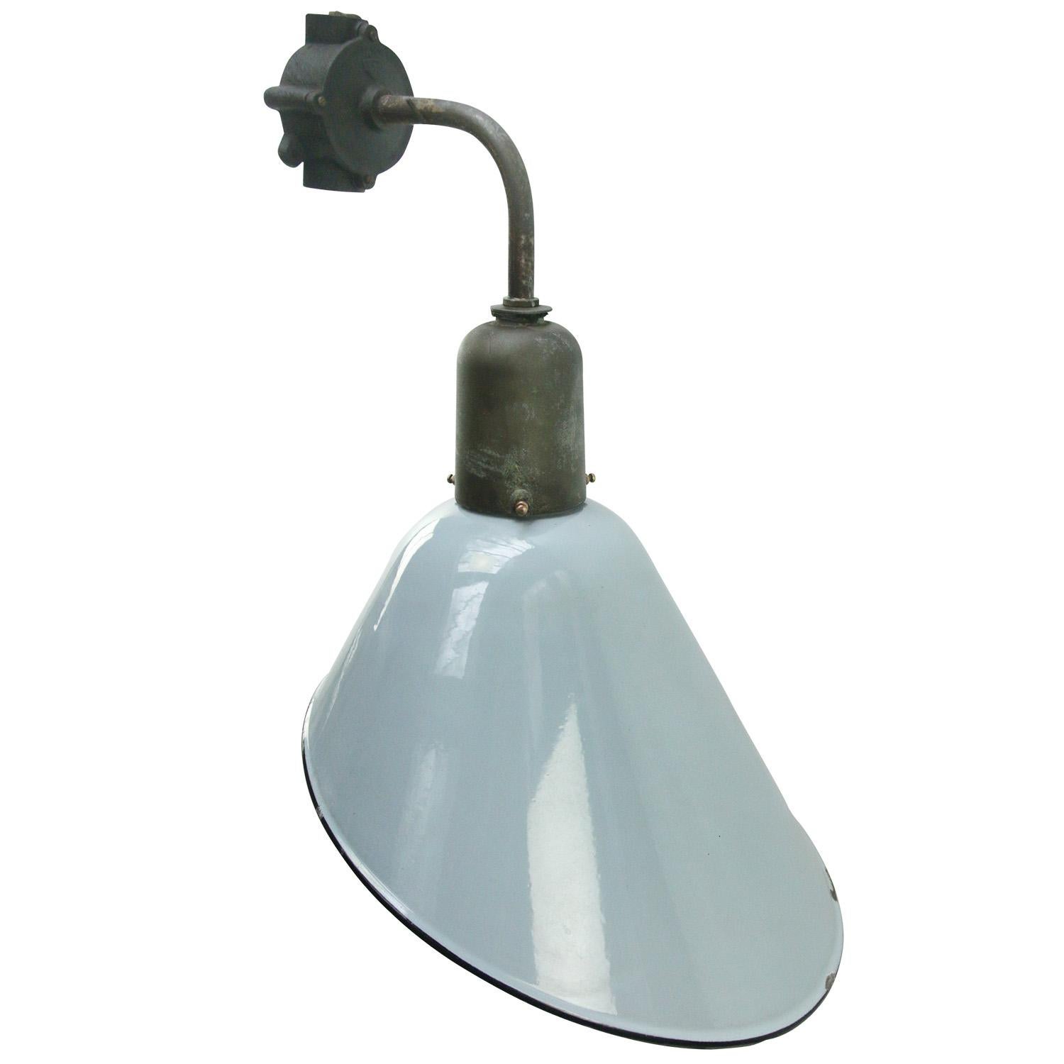 Factory wall light.
Gray enamel, white interior.

Measures: diameter cast iron wall piece: 12 cm, 2 holes to secure.

Weight: 3.40 kg / 7.5 lb

Priced per individual item. All lamps have been made suitable by international standards for