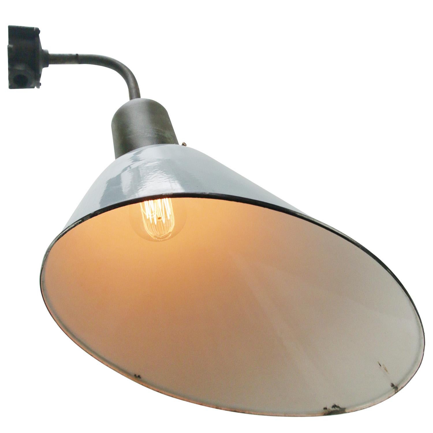 Industriel Dutch Gray Enamel Vintage Industrial Sconce Wall Light (applique murale industrielle) en vente