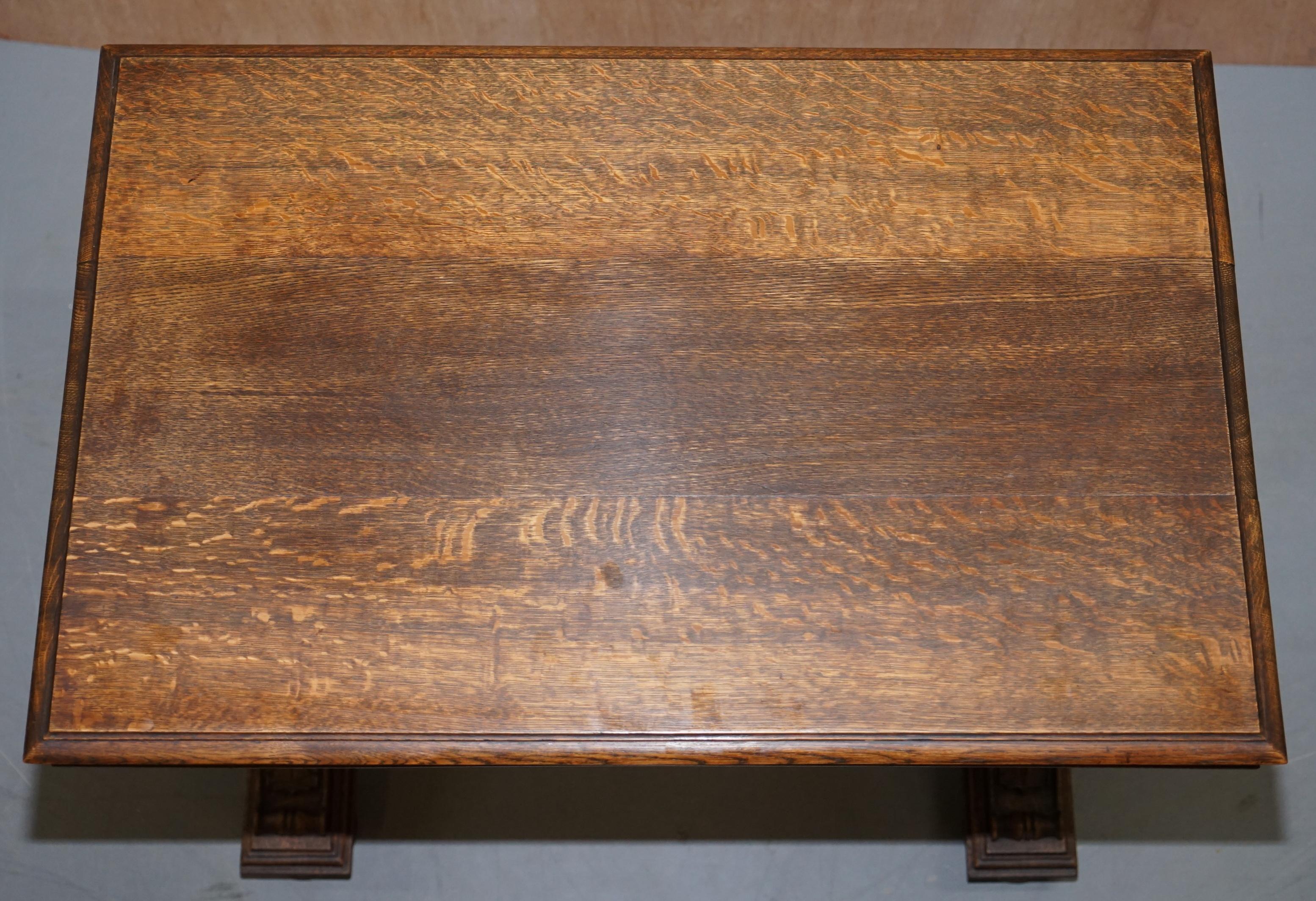 Belge Table d'appoint en chêne massif sculptée à la main pour s'asseoir à côté d'un bureau:: faisant partie d'une grande suite en vente