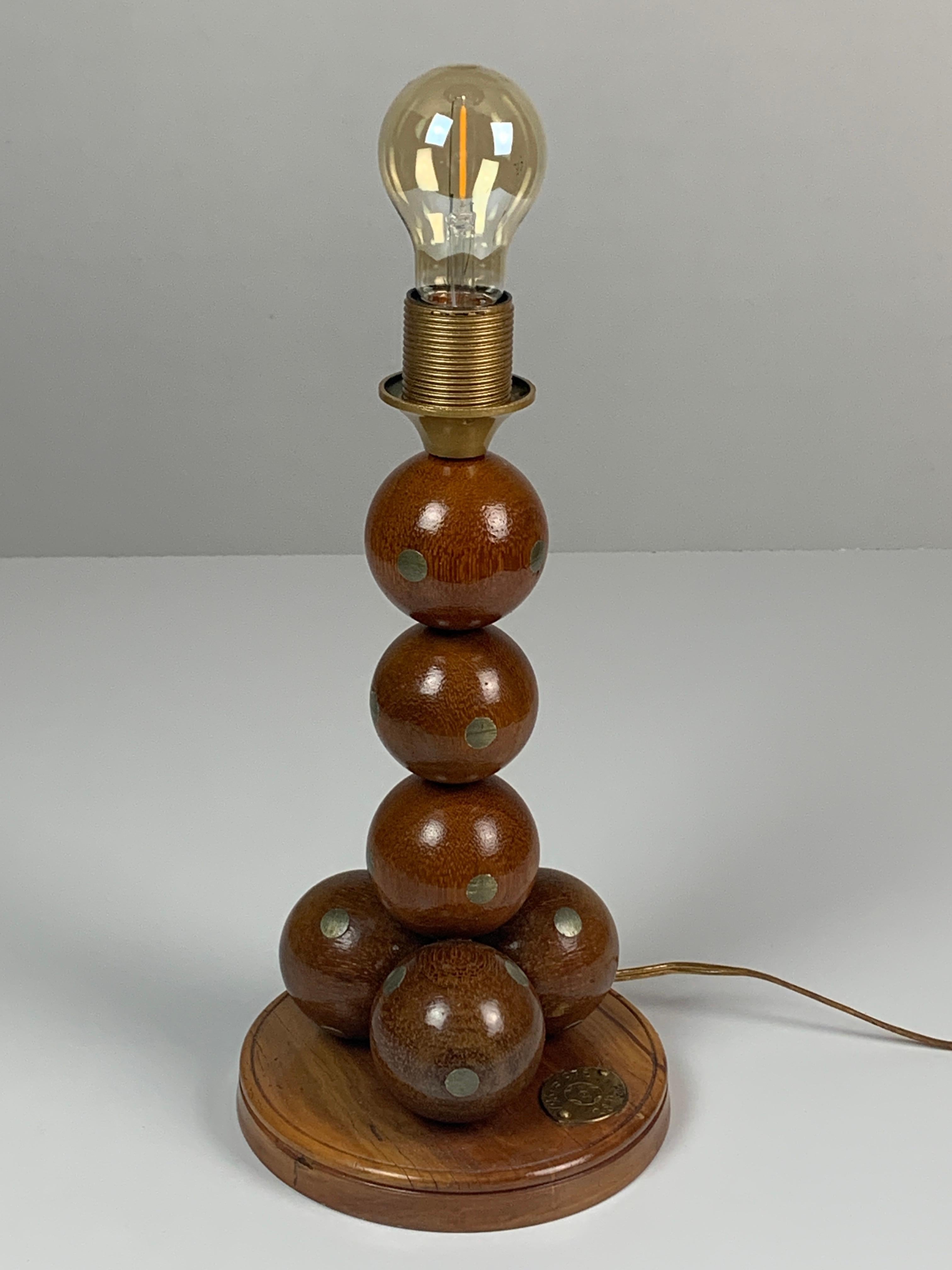 Rarissime lampe de table à boule en bois de Hollande. 1970s. Cette lampe a été fabriquée (vraisemblablement) pour un anniversaire de 25 ans (voir les dates sur la plaque). Ces boules sont utilisées dans un sport de loisirs du nord des Pays-Bas