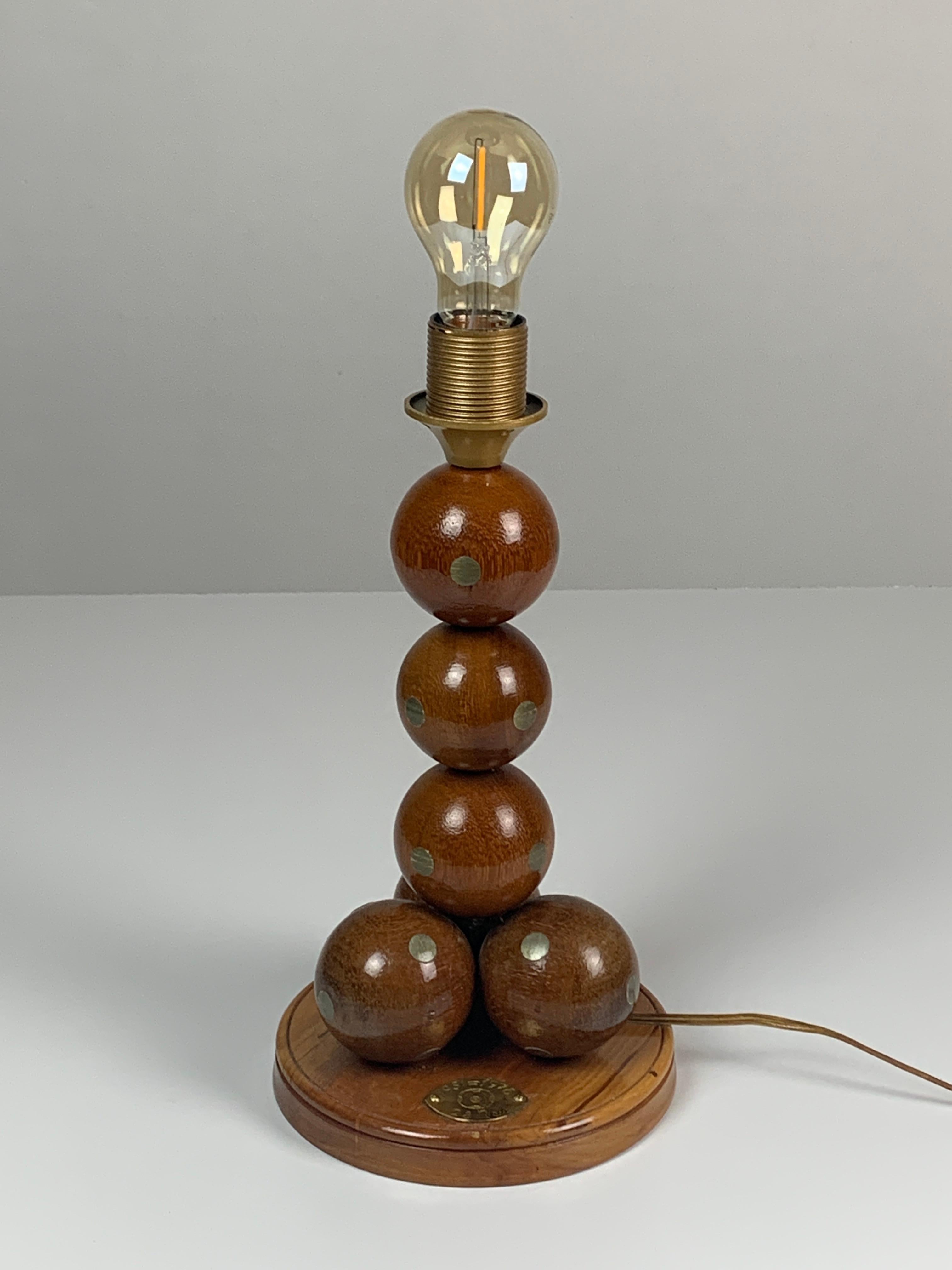 Artisanat Lampe de table commémorative hollandaise en bois avec sphère en forme de boule, 1976 en vente