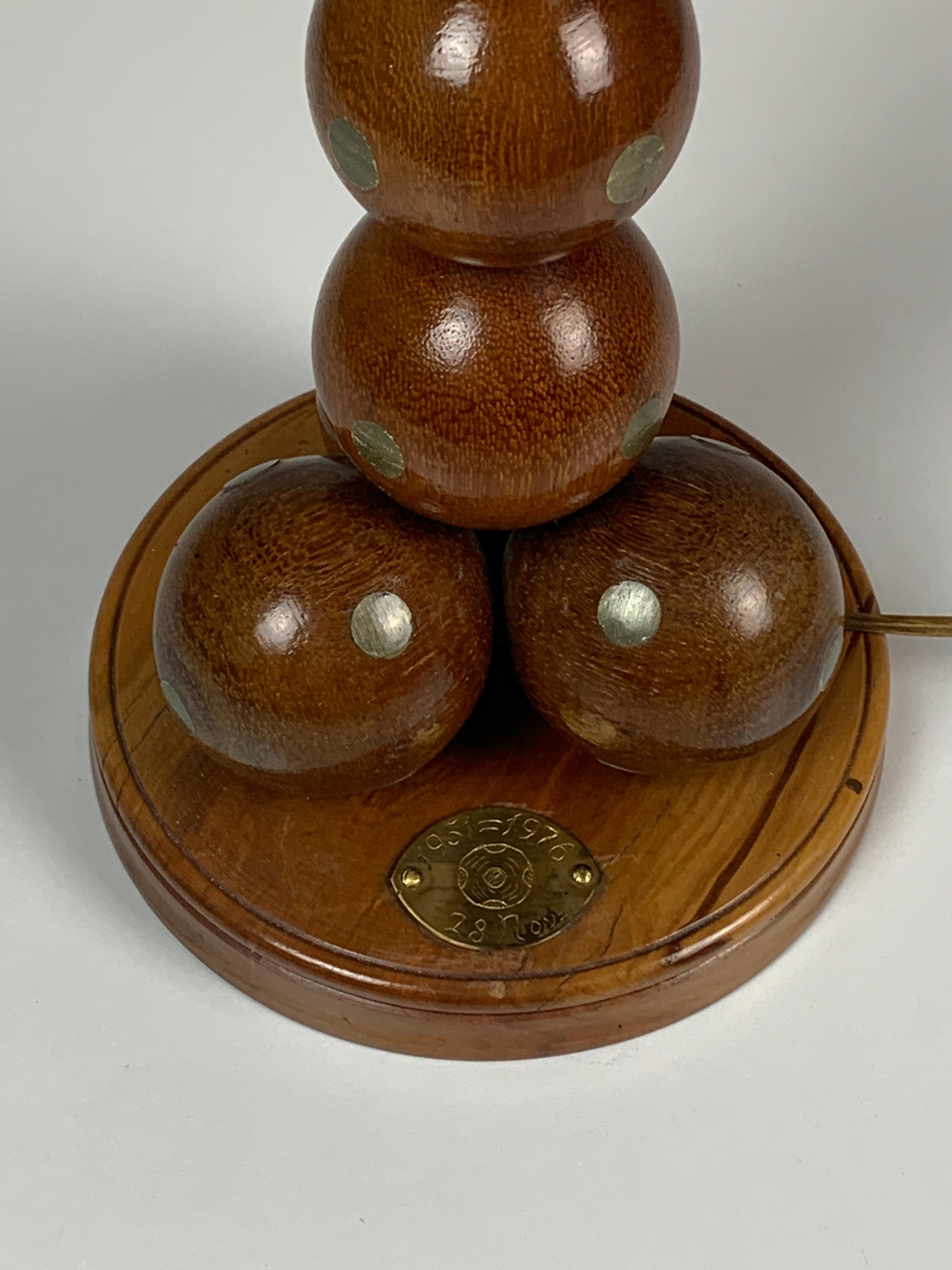 Néerlandais Lampe de table commémorative hollandaise en bois avec sphère en forme de boule, 1976 en vente