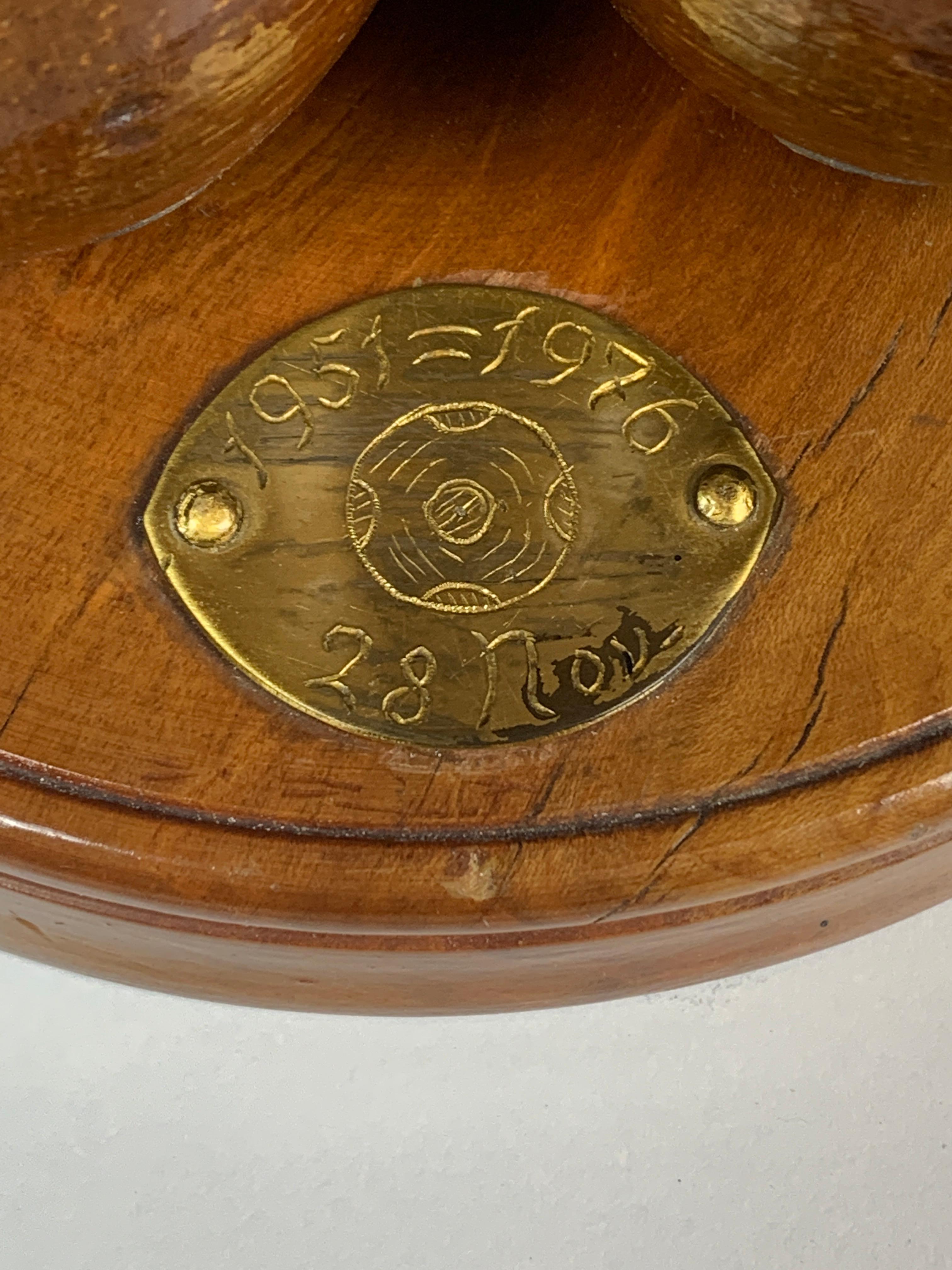Fait main Lampe de table commémorative hollandaise en bois avec sphère en forme de boule, 1976 en vente