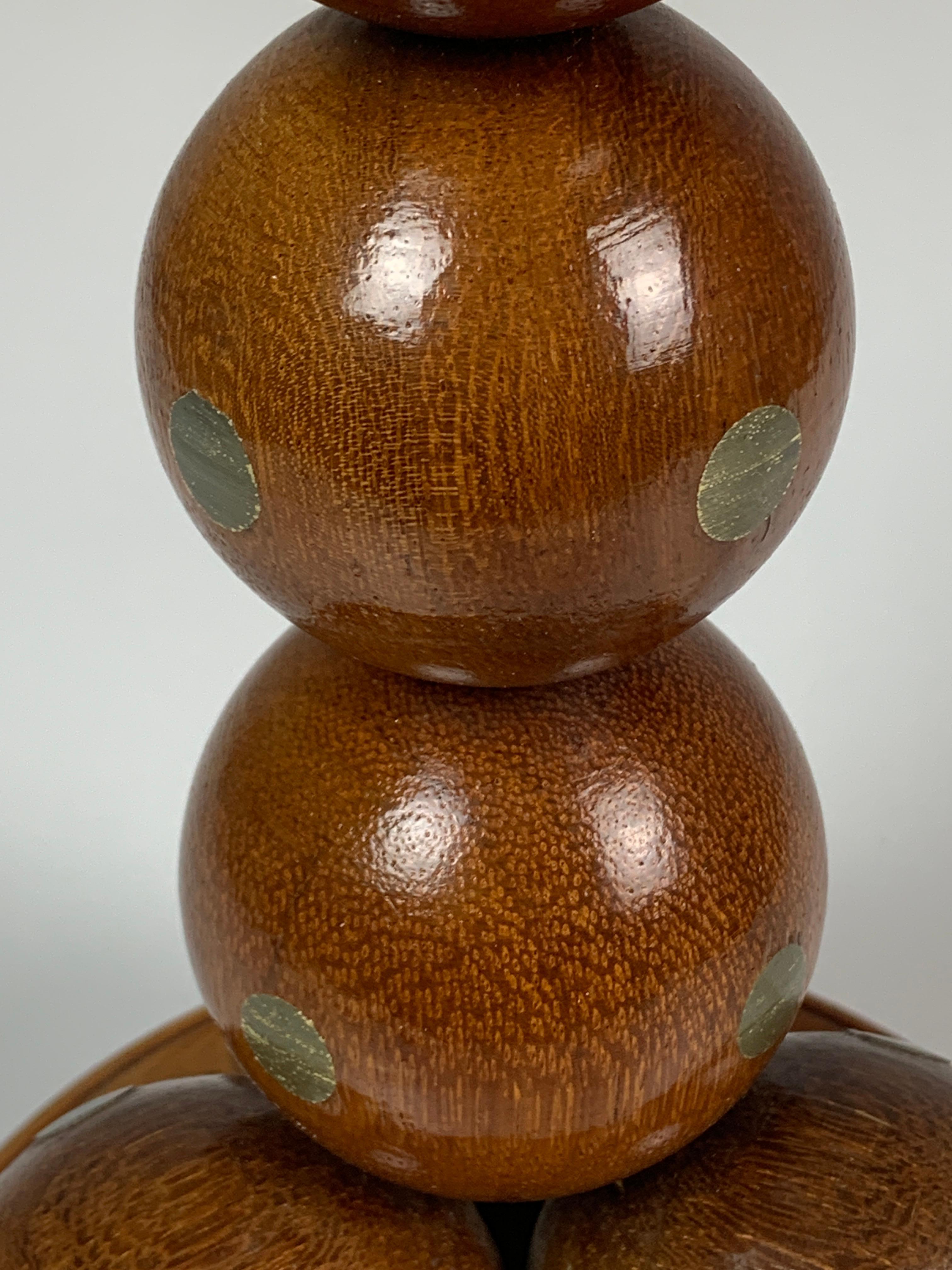 Lampe de table commémorative hollandaise en bois avec sphère en forme de boule, 1976 Bon état - En vente à Zaandam, NL