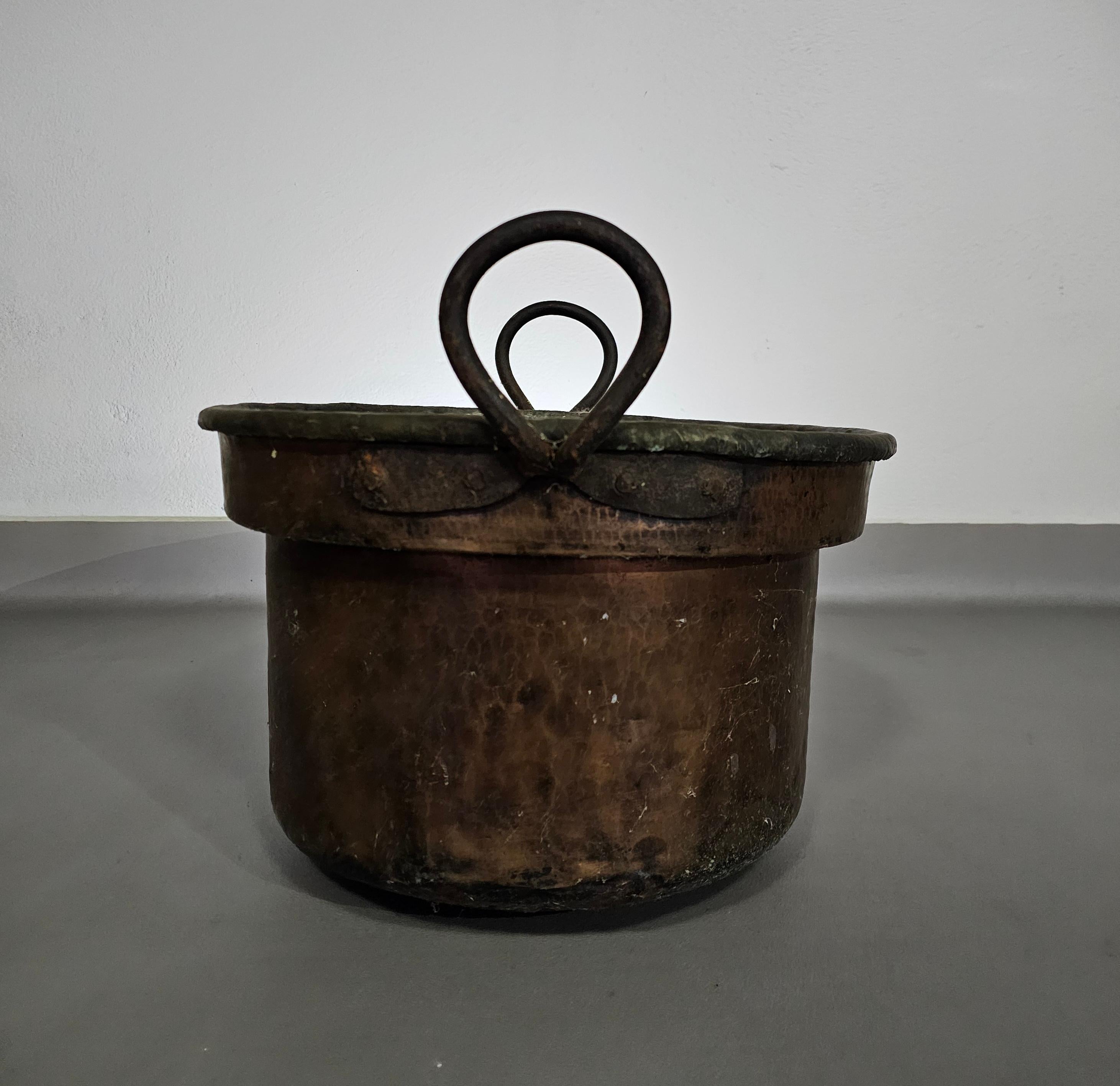  Niederländischer / handgefasster Kamin – Kupfer / Messing – Eimer  (19. Jahrhundert) im Angebot
