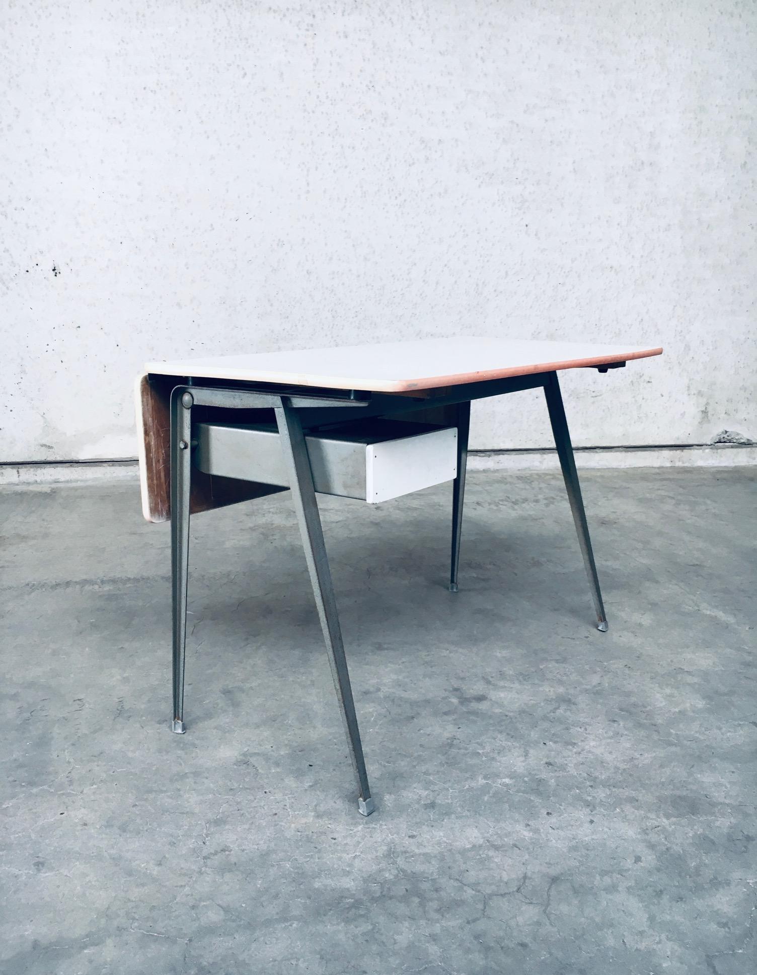 Dutch Industrial Design Desk by Wim Rietveld for Ahrend De Cirkel, 1960's In Good Condition For Sale In Oud-Turnhout, VAN