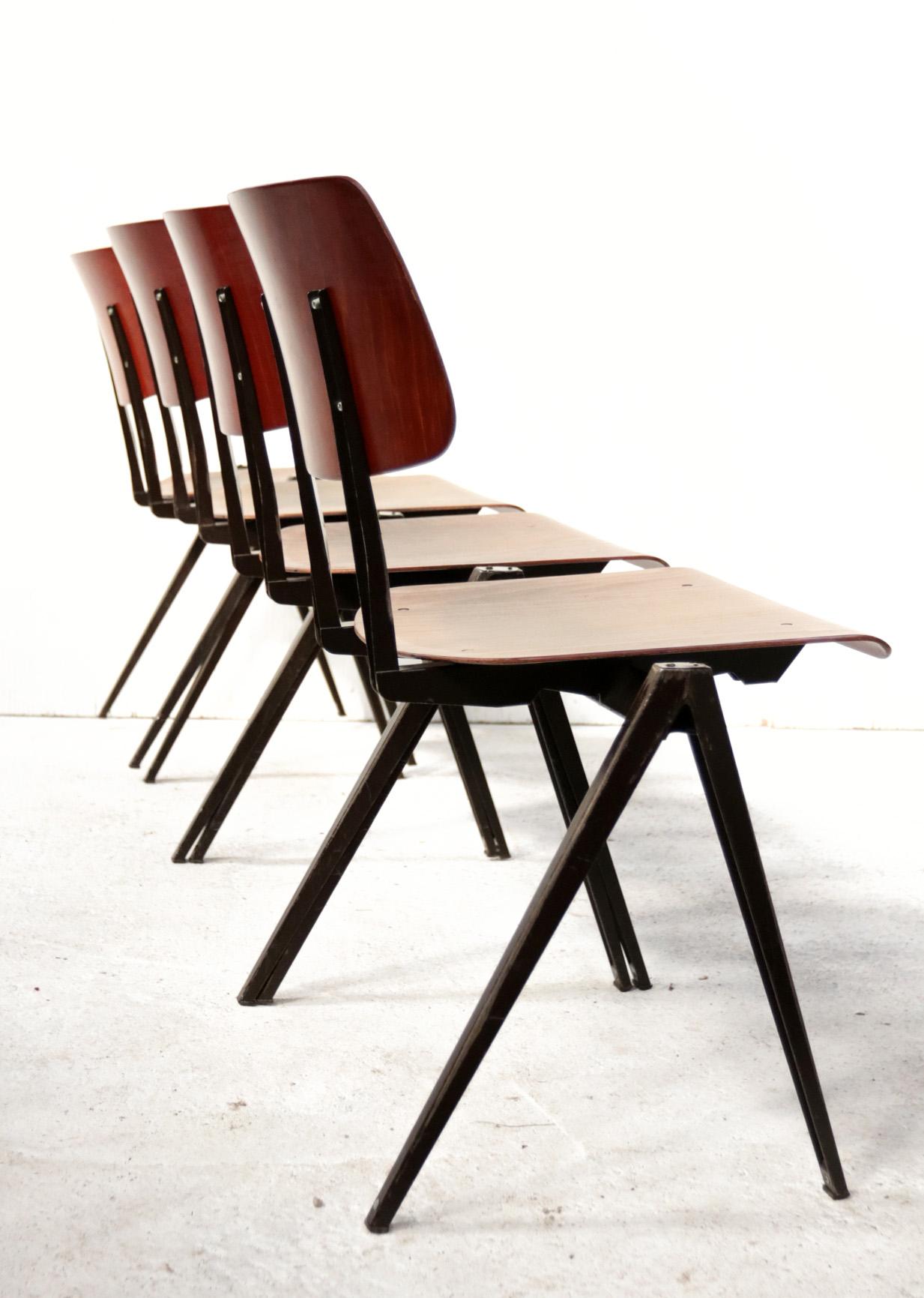 Belle série de chaises d'école originales S21 empilables et commutables fabriquées par Galvanitas dans les années 60 et 70 dans le style des designs de Friso Kramer, Wim Rietveld et Jean Prouvé.
Ce qui rend ces sièges très spéciaux, c'est la façon