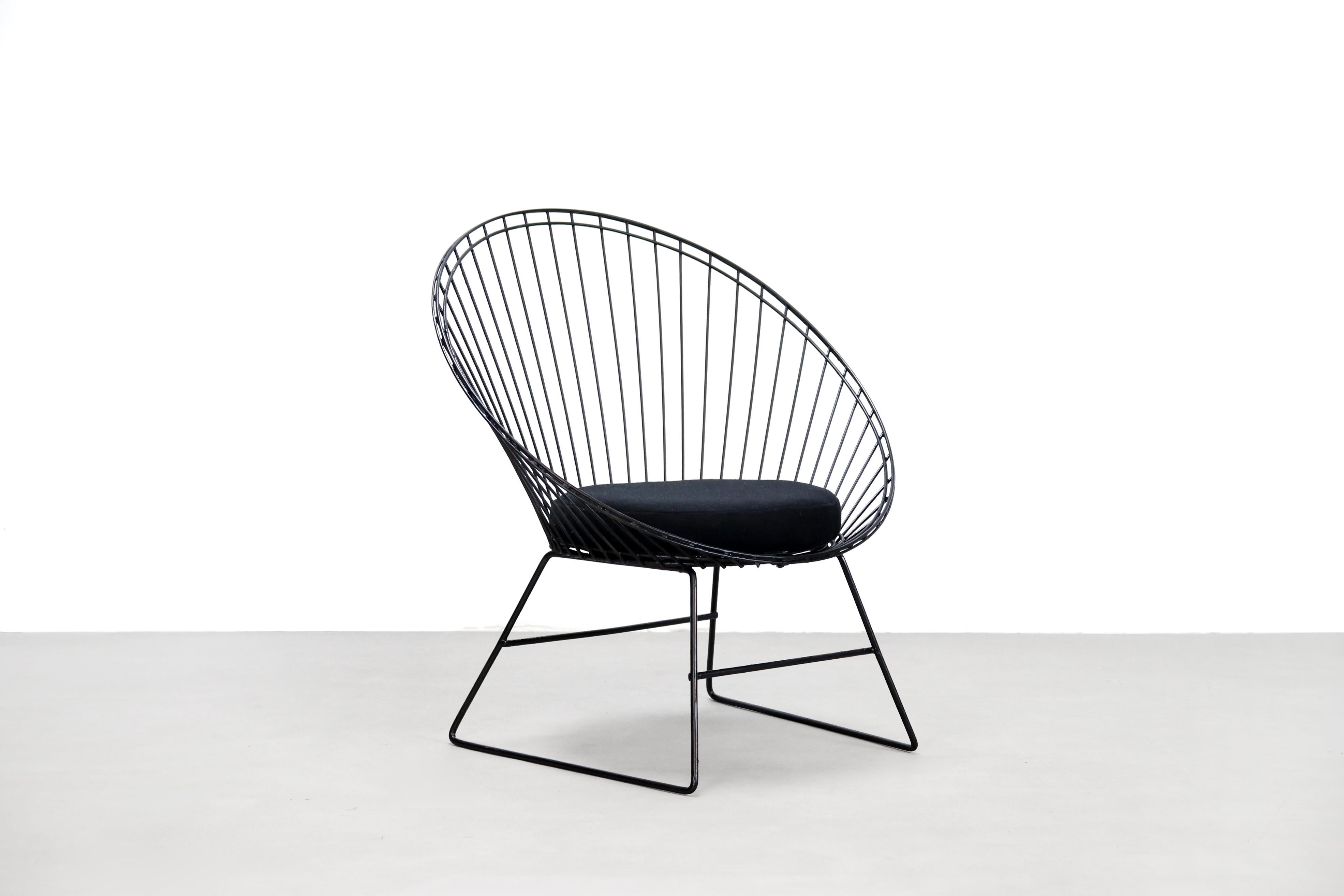 Rare and hard to find vintage wire lounge chair designed by Cees Braakman and Adriaan Dekker for Pastoe in collaboration with Tomado. Both two well known Dutch manufacturers from the 1950's. This black metal wire steel armchair has a beautiful