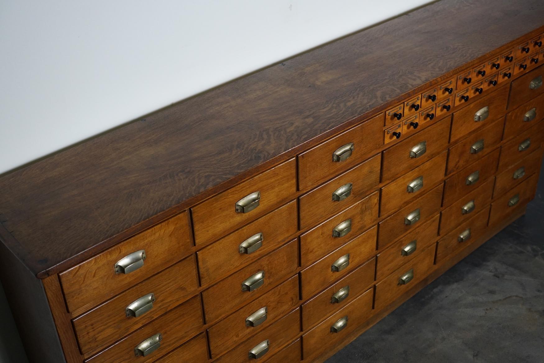 Dutch Industrial Oak Apothecary Cabinet / Bank of Drawers, 1940s In Good Condition In Nijmegen, NL