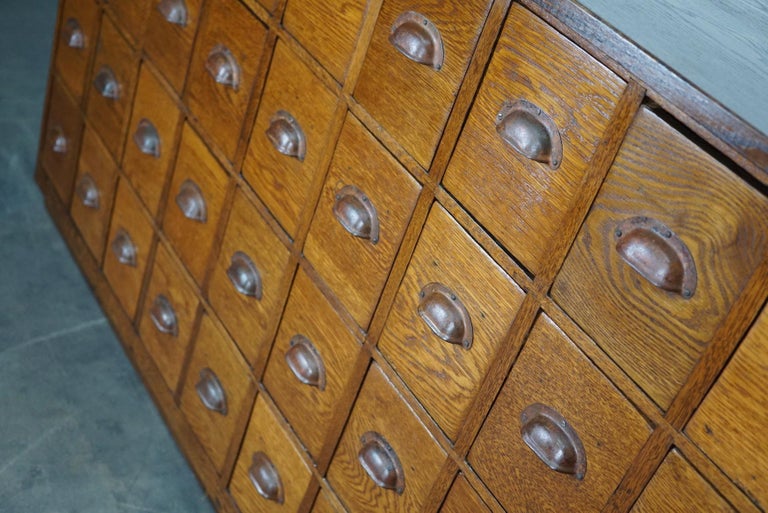 Dutch Industrial Oak Apothecary Cabinet / Bank of Drawers, 1940s In Good Condition For Sale In Nijmegen, NL