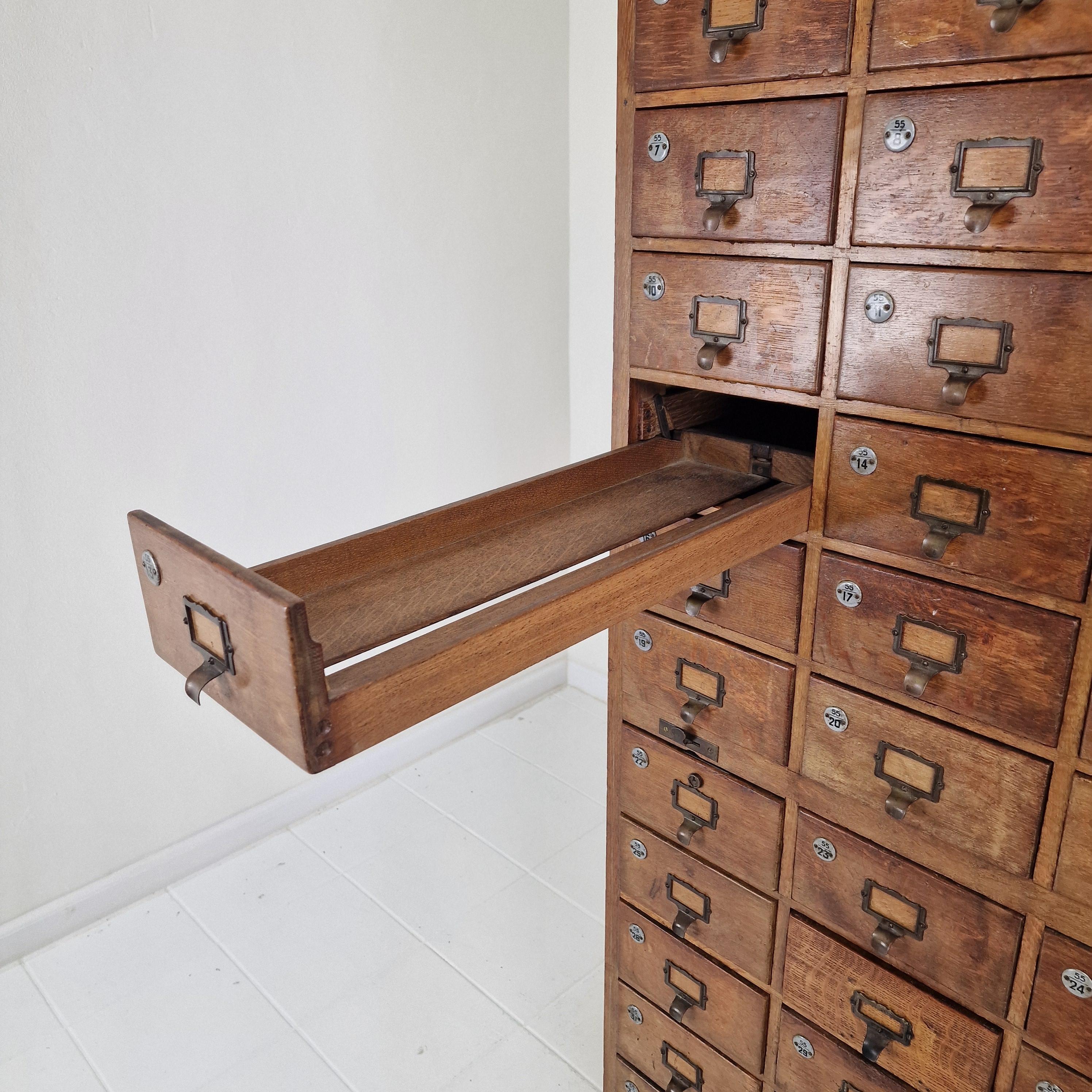 Botiquín o archivador industrial holandés de relleno de roble, principios del siglo XX en venta 6