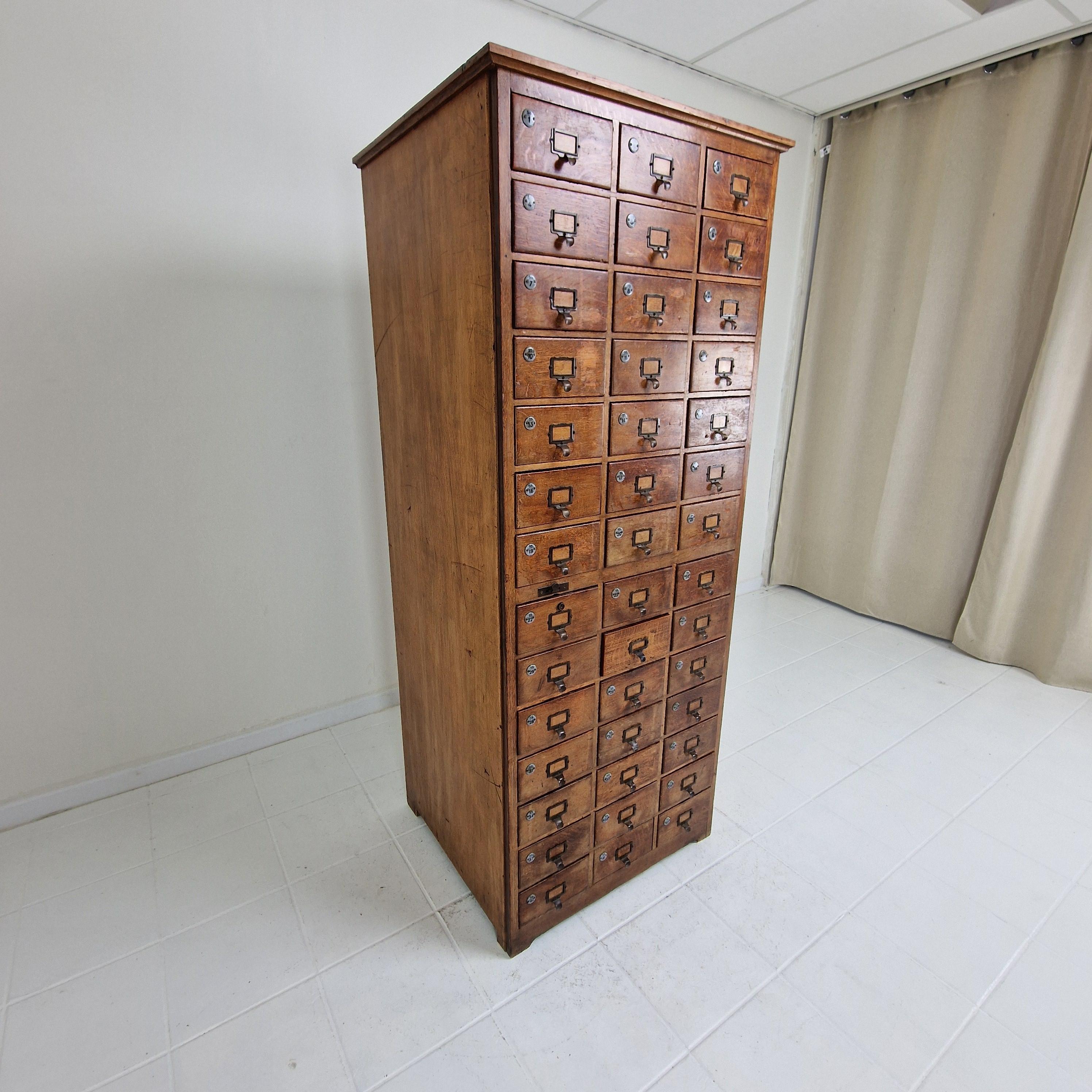 Botiquín o archivador industrial holandés de relleno de roble, principios del siglo XX en Bastante bueno estado para la venta en Oud Beijerland, NL