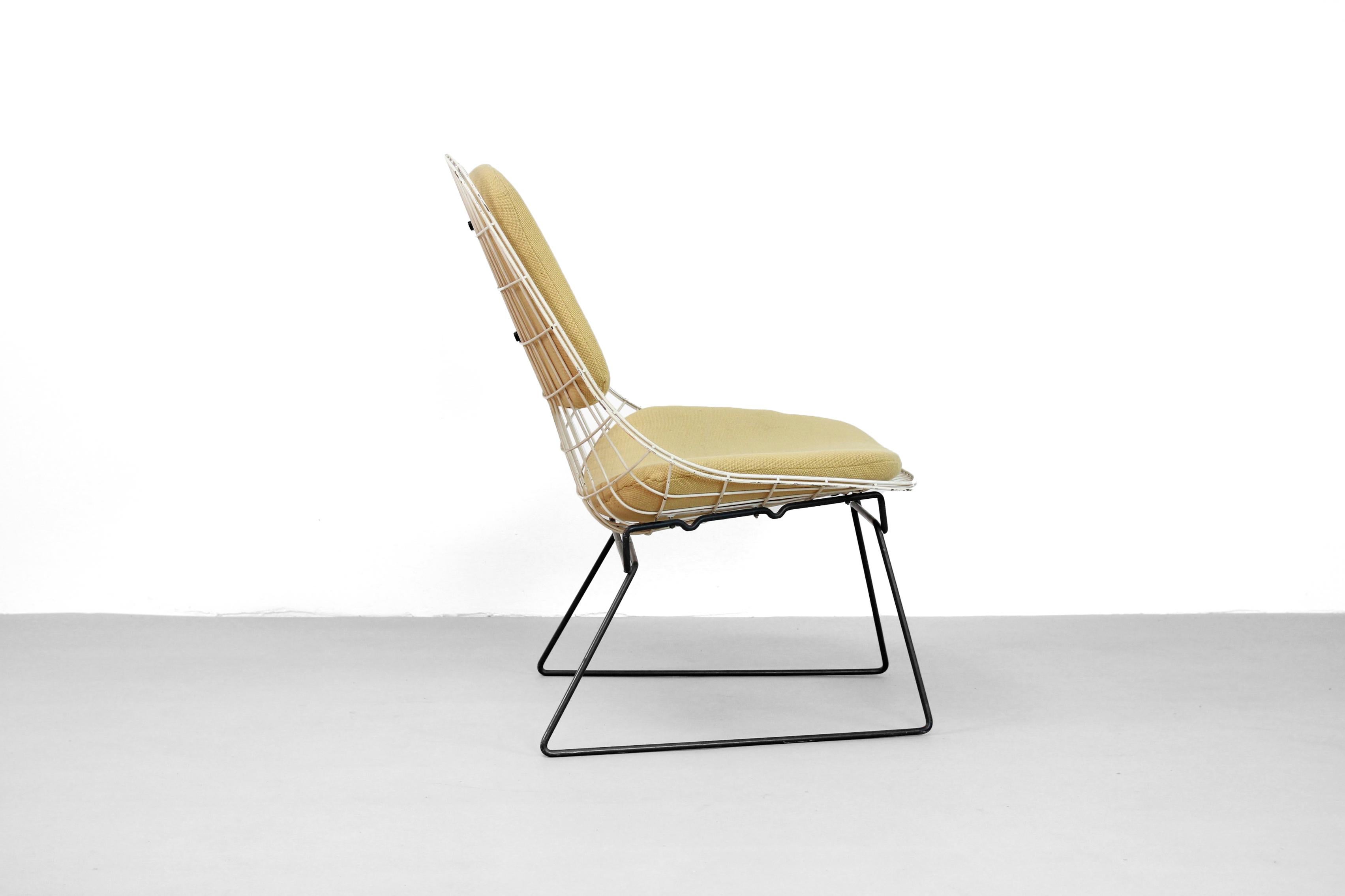 Beautiful original vintage wire lounge chair by Cees Braakman and Adriaan Dekker for Pastoe.
The FM05 is the lounge chair variant of the dining room chairs SM05. The Pastoe FM05 wire chair was designed in 1958 by Cees Braakman. What was striking
