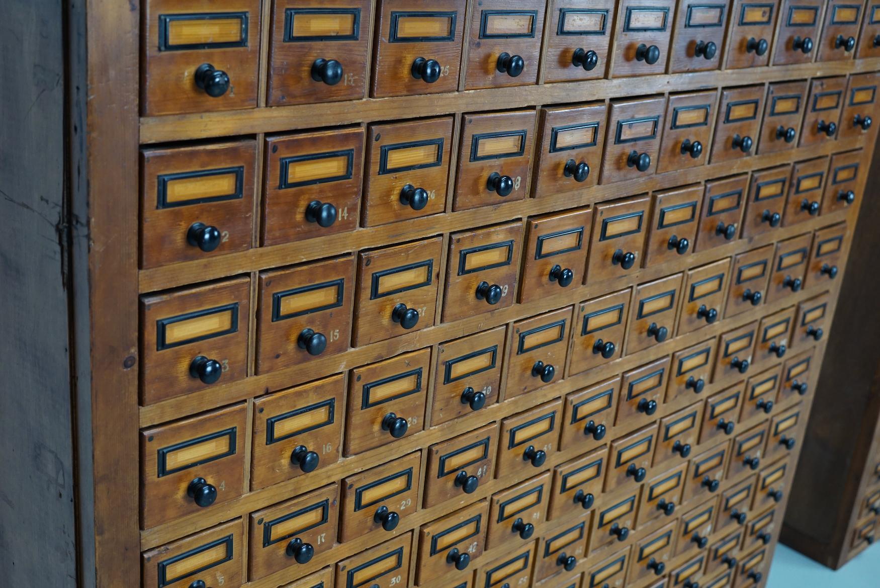 Apothicaire/armoire d'atelier en pin industriel néerlandais, vers les années 1930 en vente 3