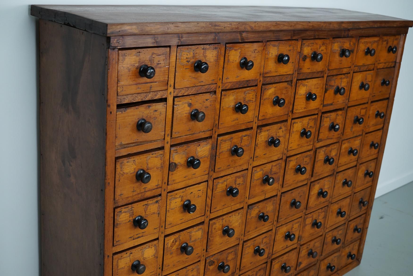 Botica industrial holandesa de pino / armario de taller, hacia 1930 en venta 4