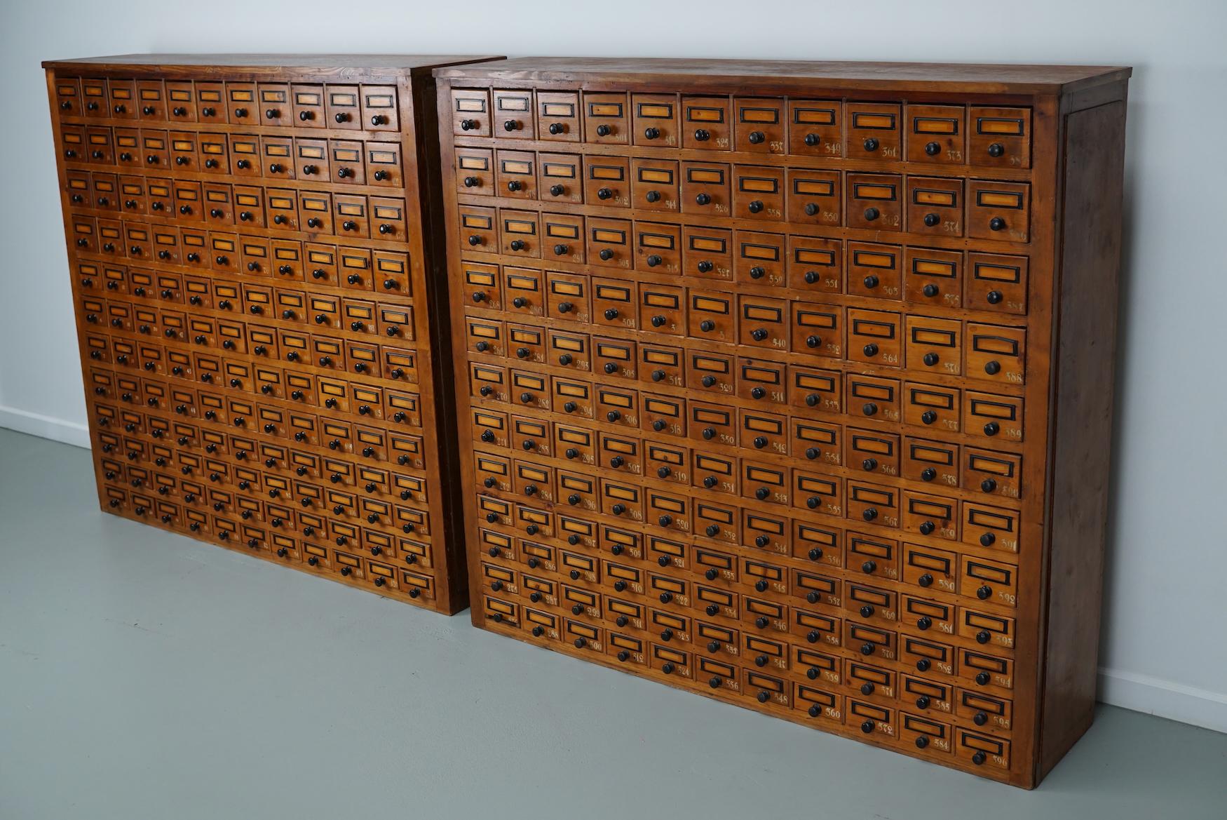 Apothicaire/armoire d'atelier en pin industriel néerlandais, vers les années 1930 en vente 15
