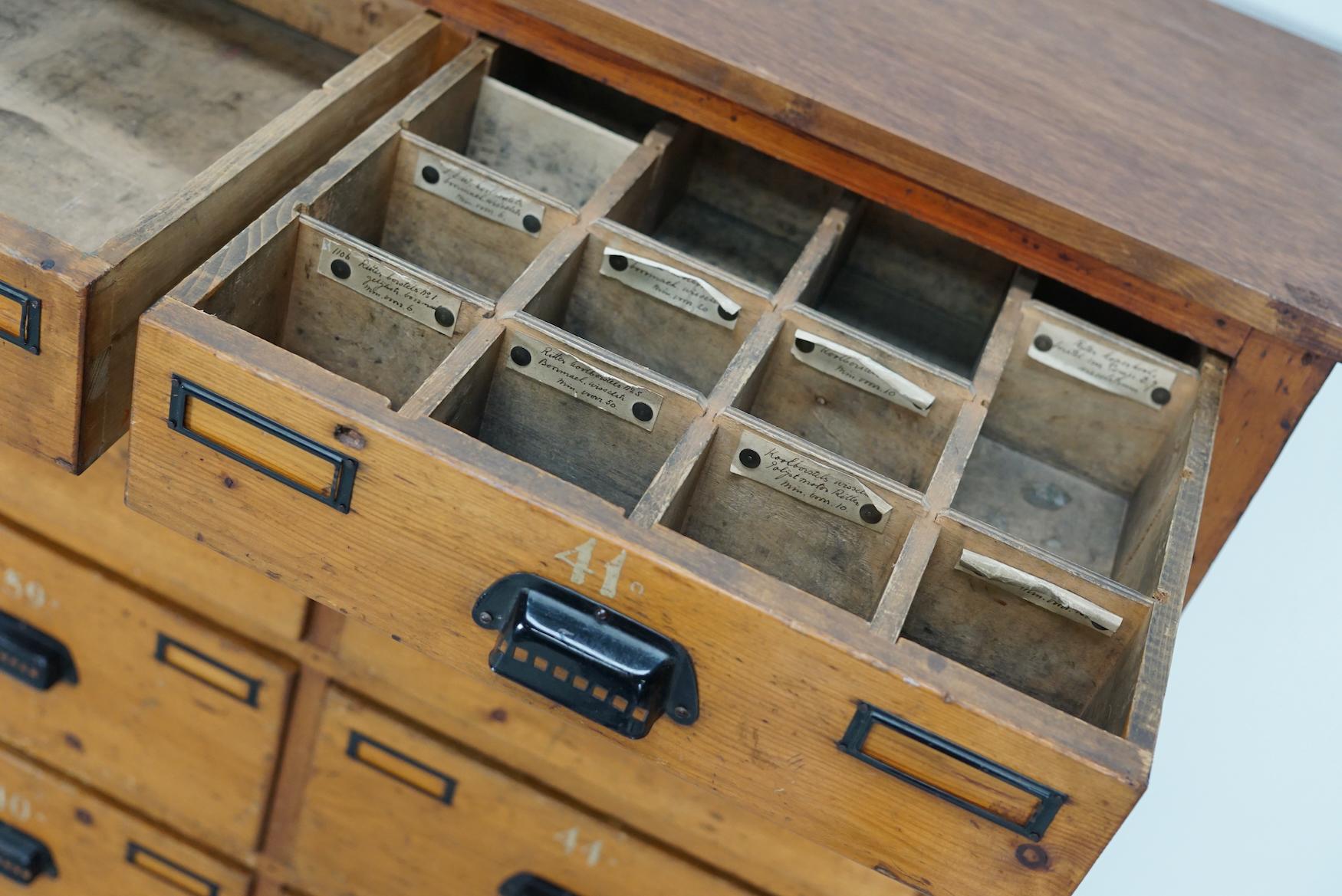 Pin Apothicaire/armoire d'atelier en pin industriel néerlandais, vers les années 1930 en vente