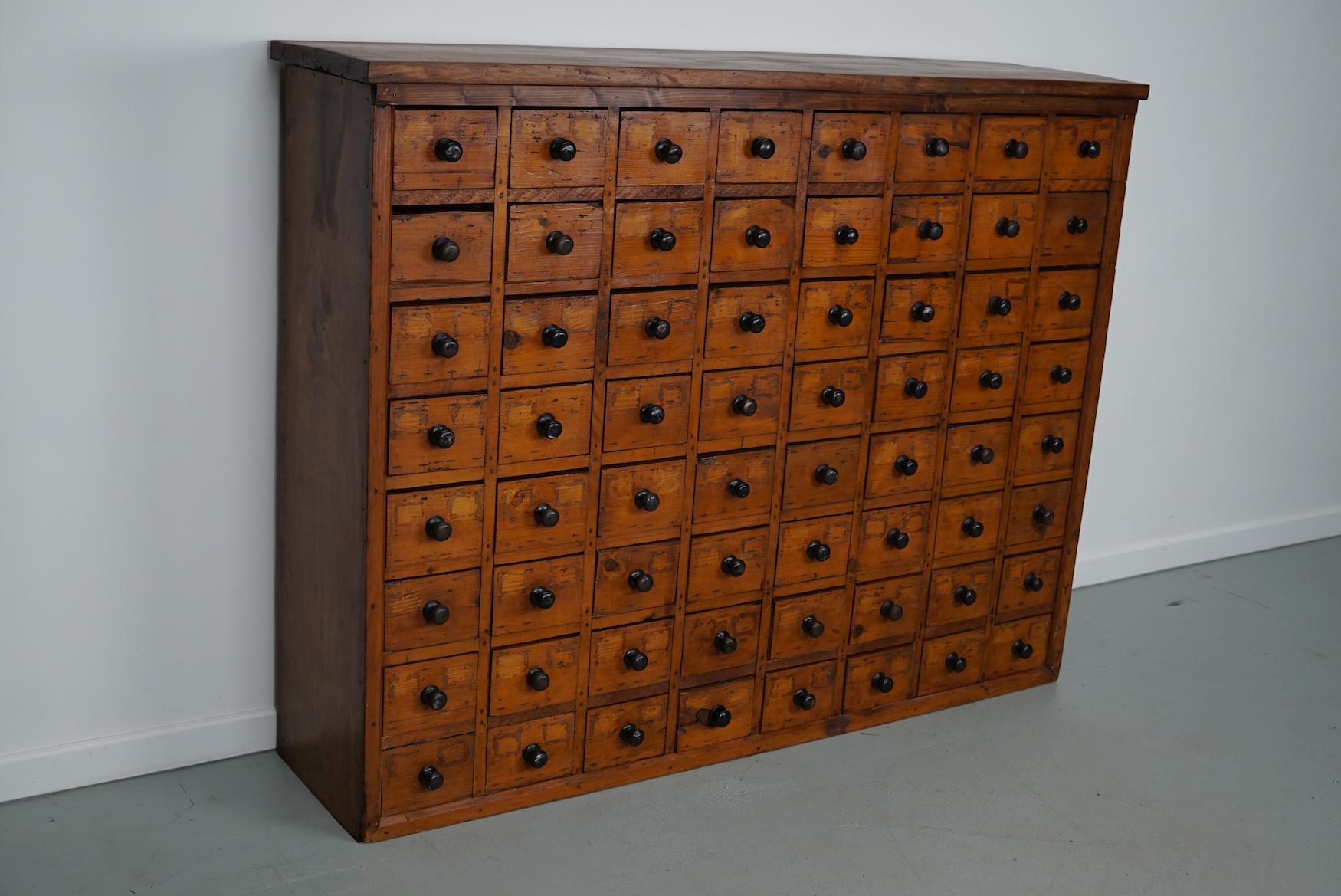 Botica industrial holandesa de pino / armario de taller, hacia 1930 en venta 1