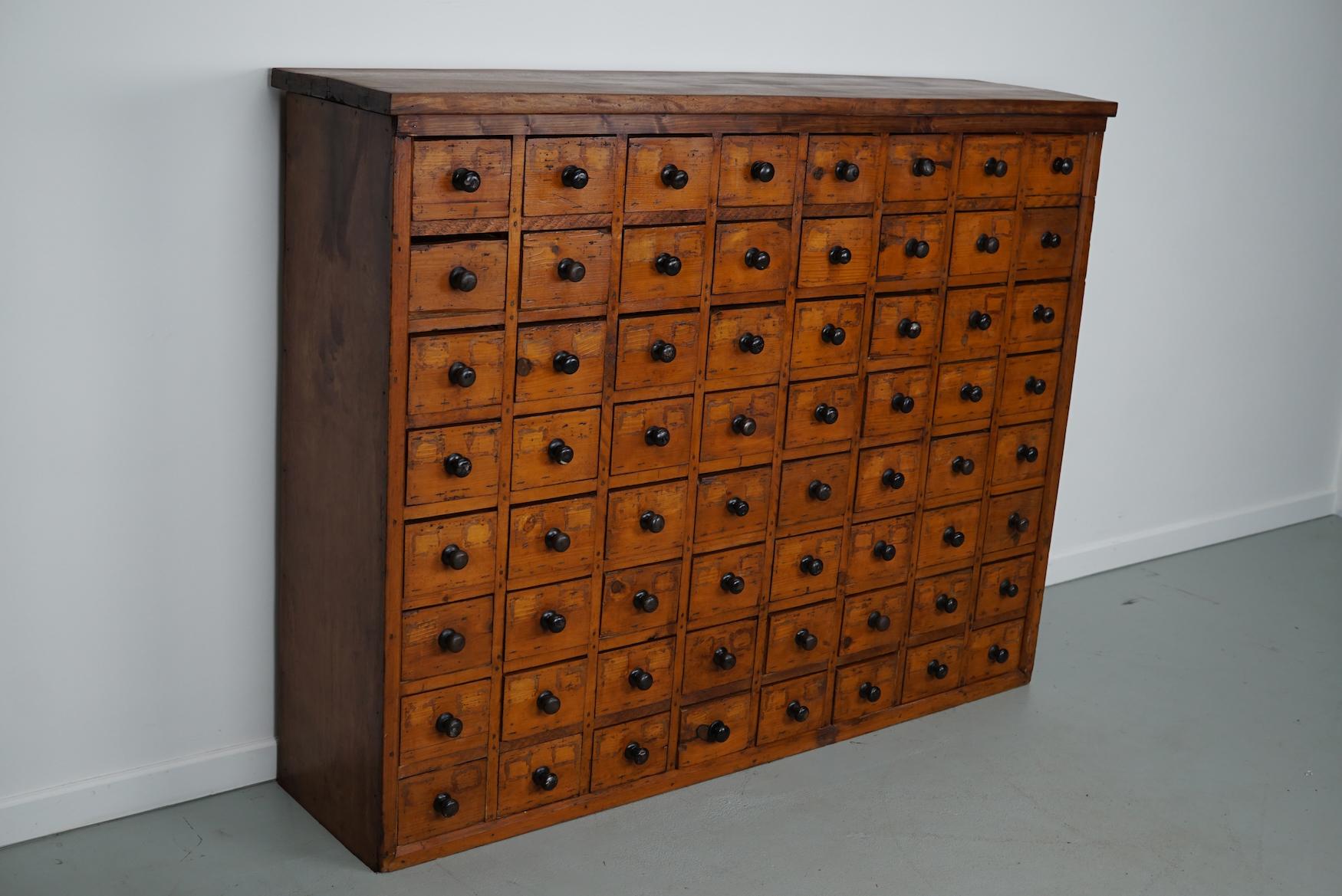 Botica industrial holandesa de pino / armario de taller, hacia 1930 en venta 3