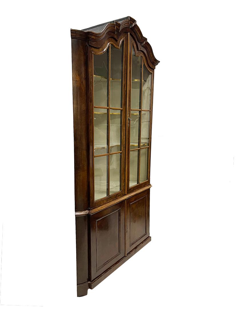 Dutch large corner display cabinet, ca 1780-1800 In Good Condition For Sale In Delft, NL