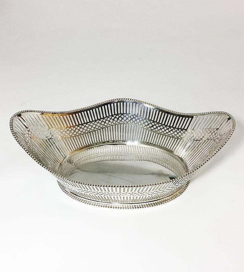 Dutch large silver bread basket, Kempen Begeer & Vos, 1921

An oval Dutch silver bread basket with openwork decor. 

The silversmith is Kempen Begeer & Vos Koninklijke Nederlandse Edelmetaalbedrijven n.v., 's Hertogenbosch & Utrecht &