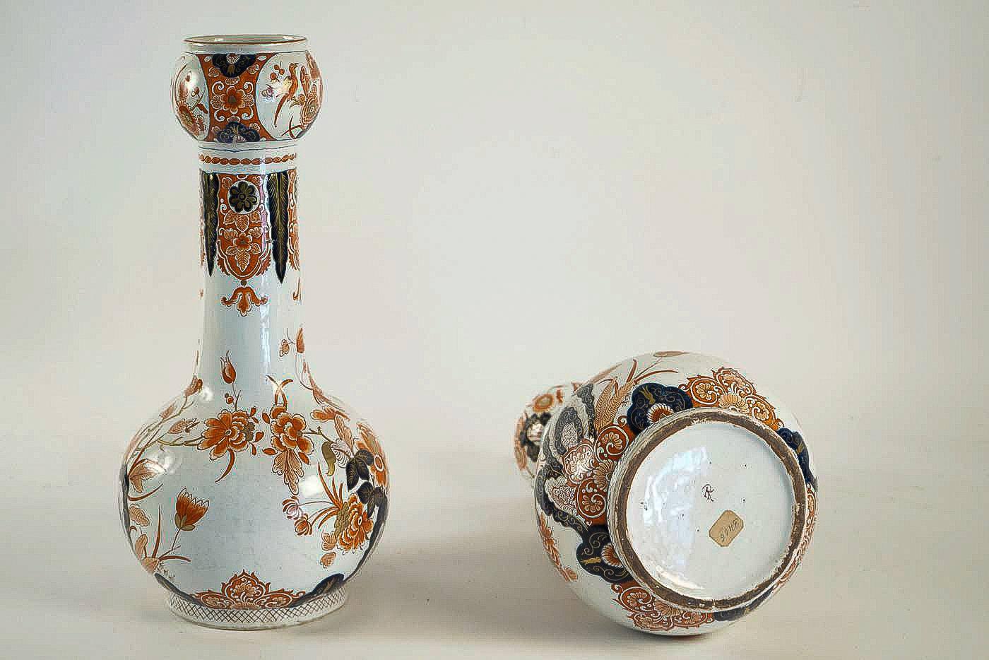 Dutch Late-18th Century, Polychrome Delft Faience Pair of Gourd-Shaped Vases For Sale 7