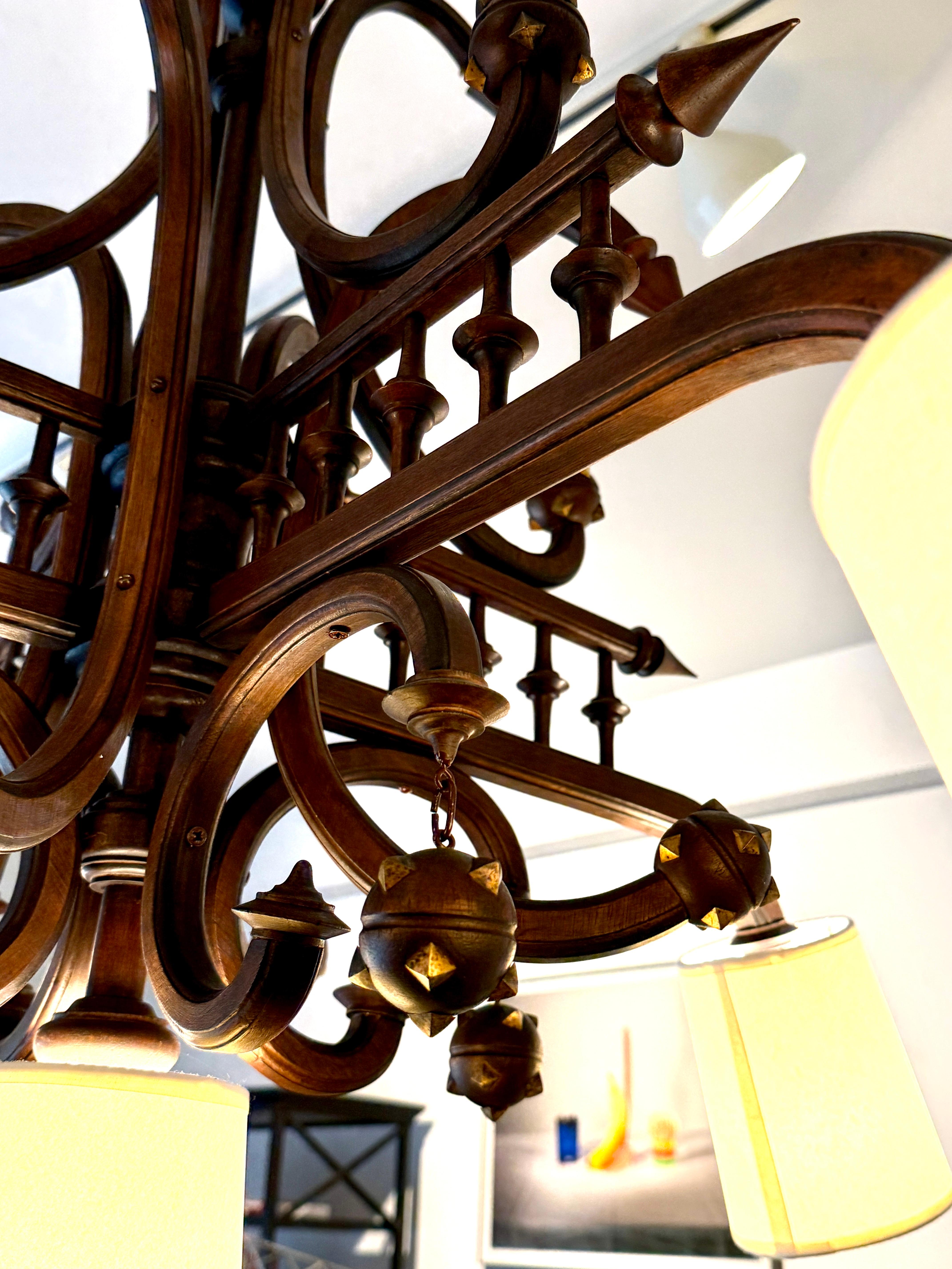 Splendidamente intagliato e ricco di dettagli, questo lampadario a 5 luci con paralumi in carta personalizzati ricorda le opere dello stile Black Forest.  Realizzato nei Paesi Bassi, alla fine del XIX secolo, è stato ricablato e riportato alla sua