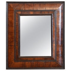 Miroir de forme à coussin hollandais en noyer et ébonisé, fin du 17e siècle