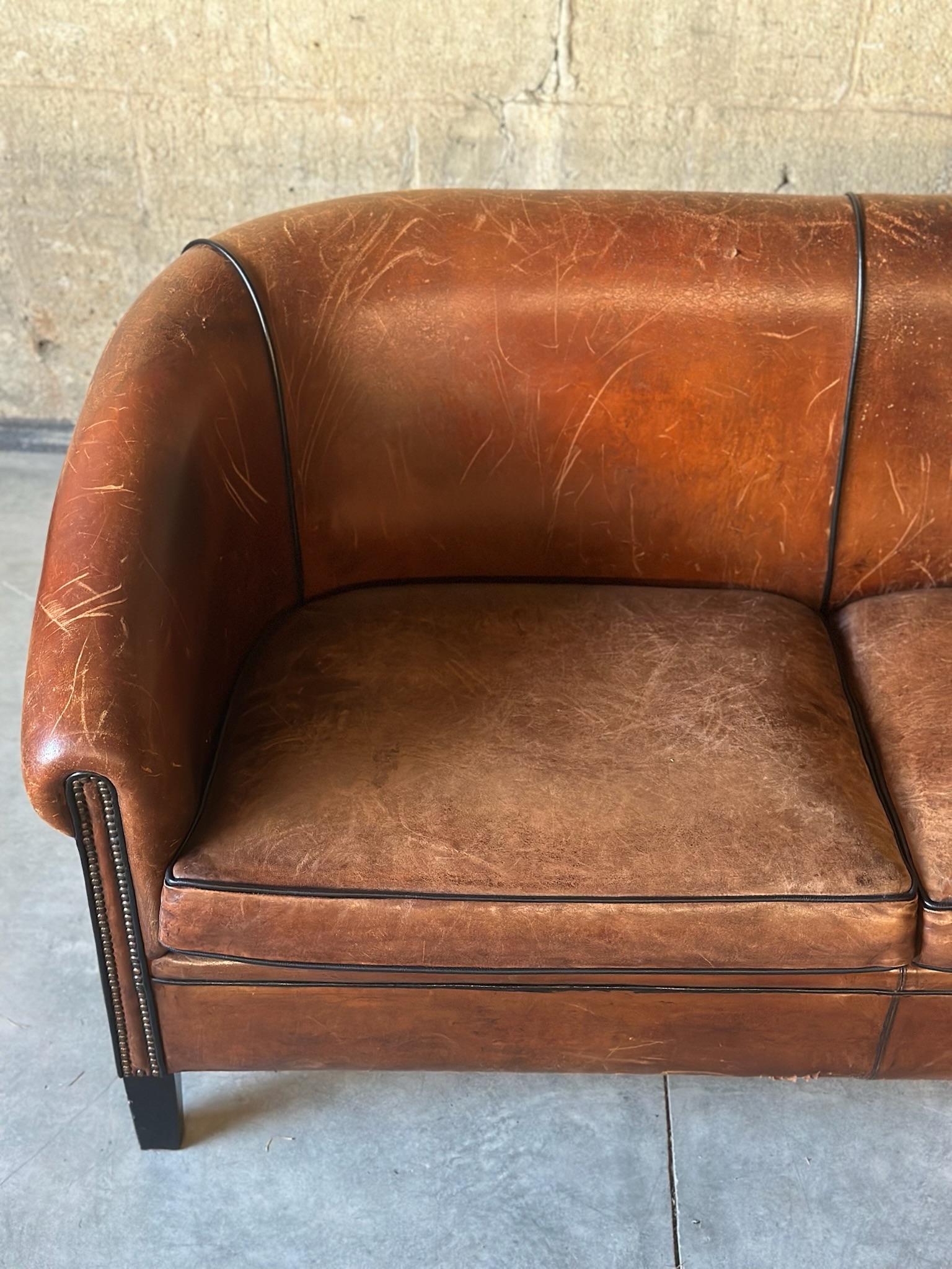 Eine holländische Couch. Art-Deco-Zeitalter mit einem erstaunlichen Leder-Ton und schwarzen Paspeln, um die Kanten zu unterscheiden. 