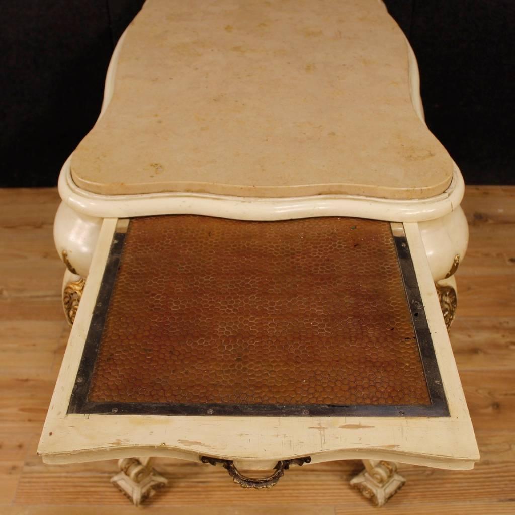 Tavolo da salotto olandese del XX secolo laccato e in legno dorato con piano in marmo 1950 2