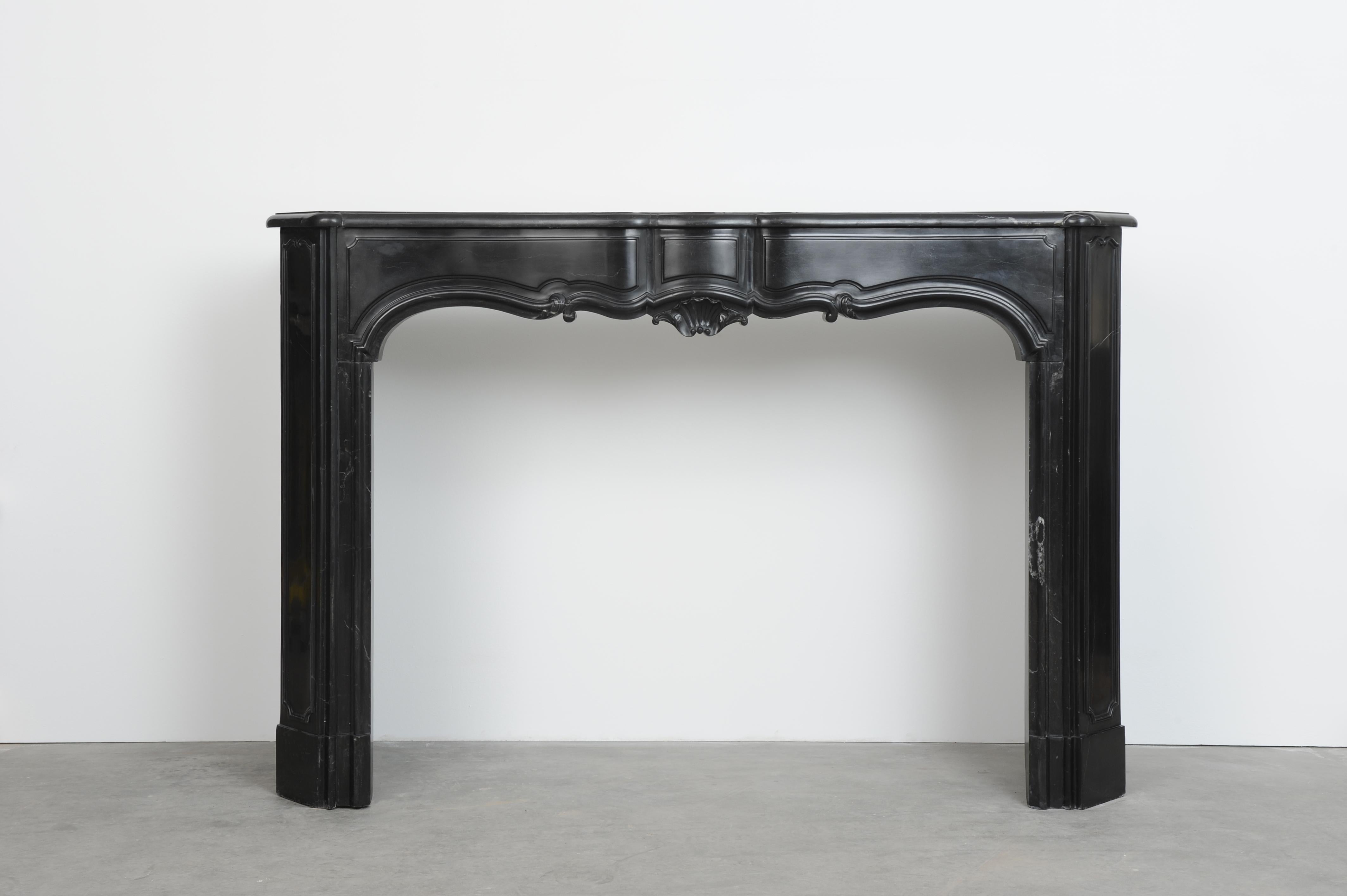 Asombrosa repisa de chimenea Luis XV holandesa, de soberbio mármol belga negro intenso.

Esta obra maestra de mediados del siglo XVIII tiene una hermosa repisa moldurada sobre un friso panelado y abombado, centrado por una elegante cartela y