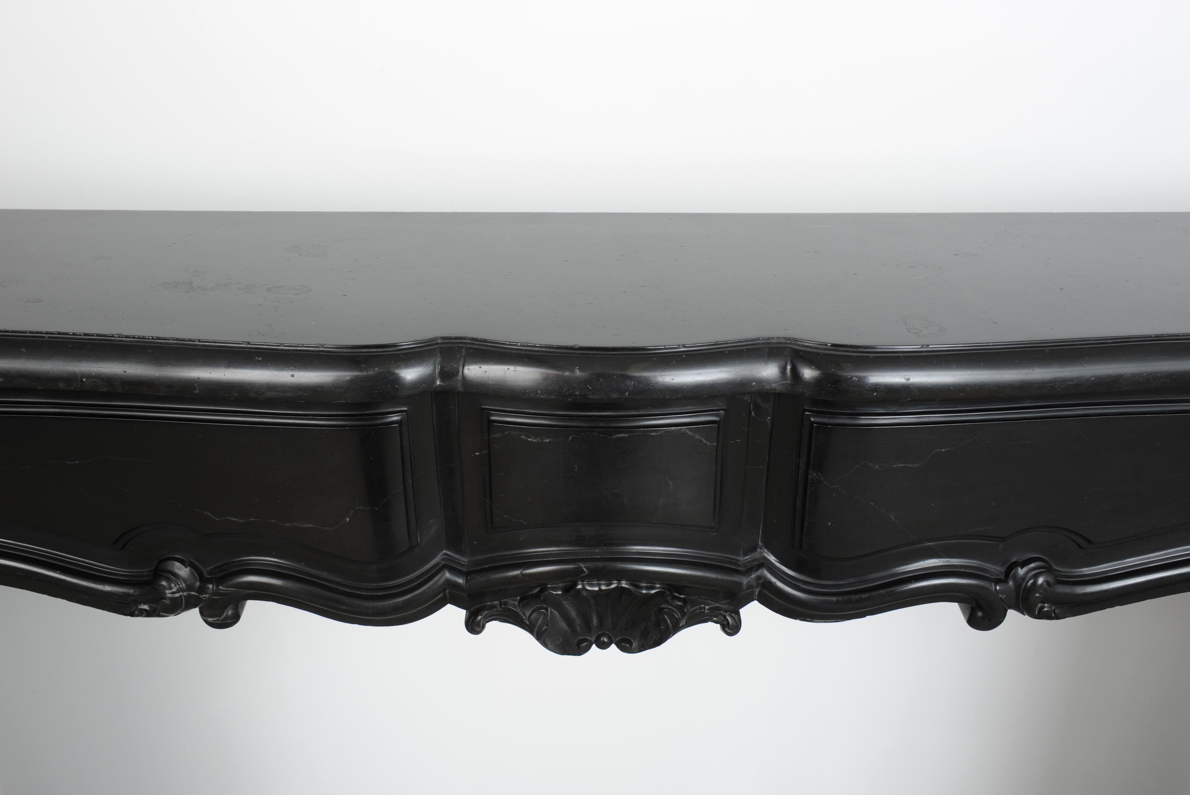 Repisa de chimenea Luis XV holandesa, ca. 1760 Mármol negro belga en venta