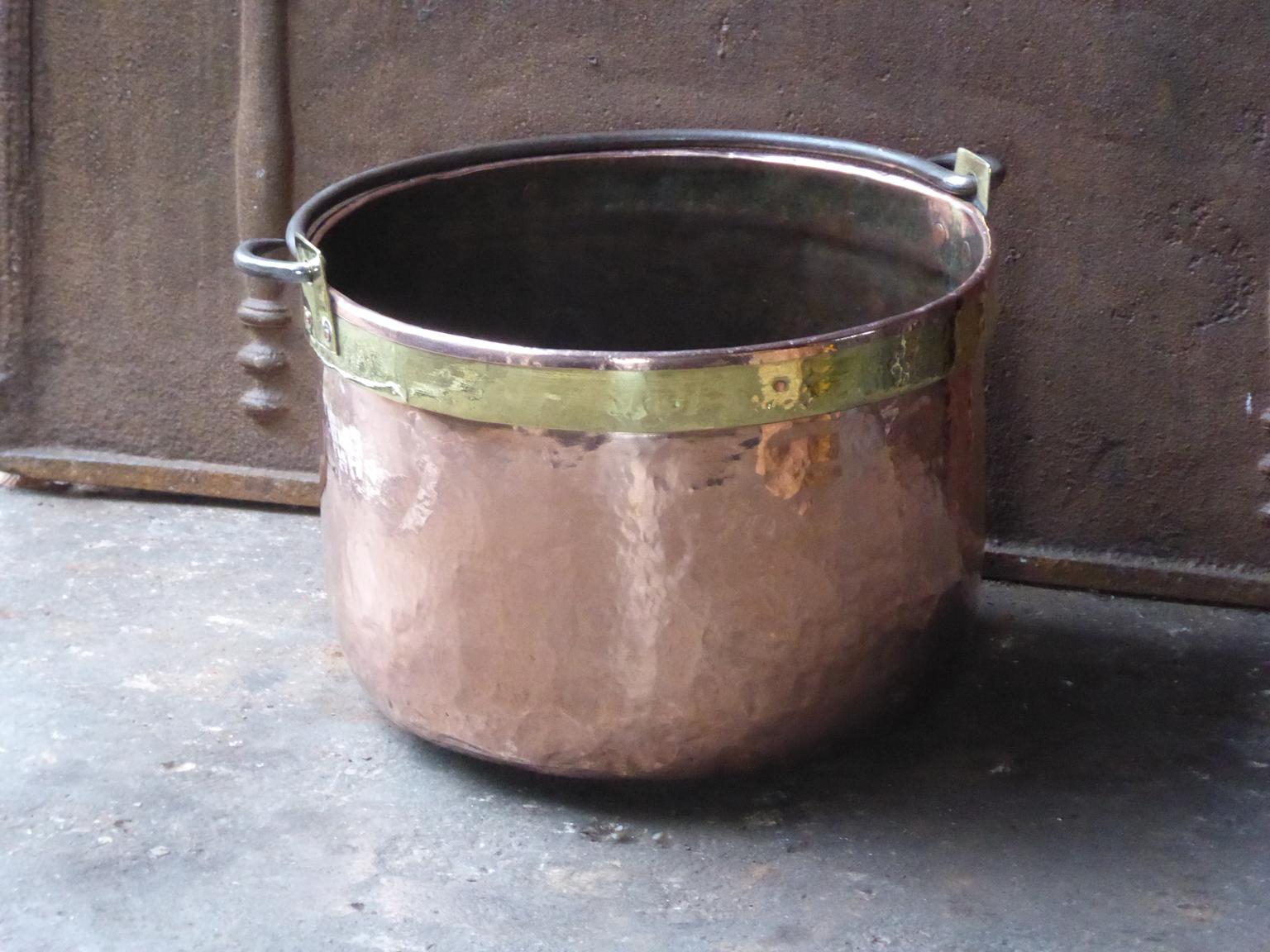 Dutch Louis XV Log Basket, 18th Century, Polished Copper and Brass In Good Condition In Amerongen, NL