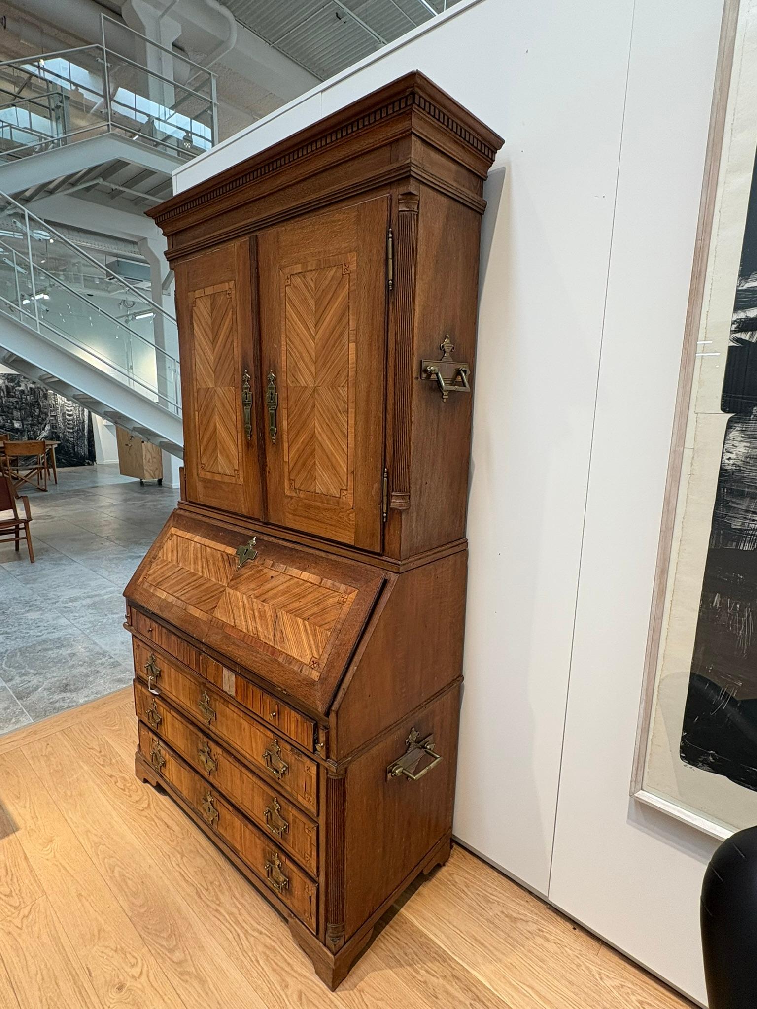 Dutch Louis XVI oak chatol with walnut panels - 18th century im Angebot 3