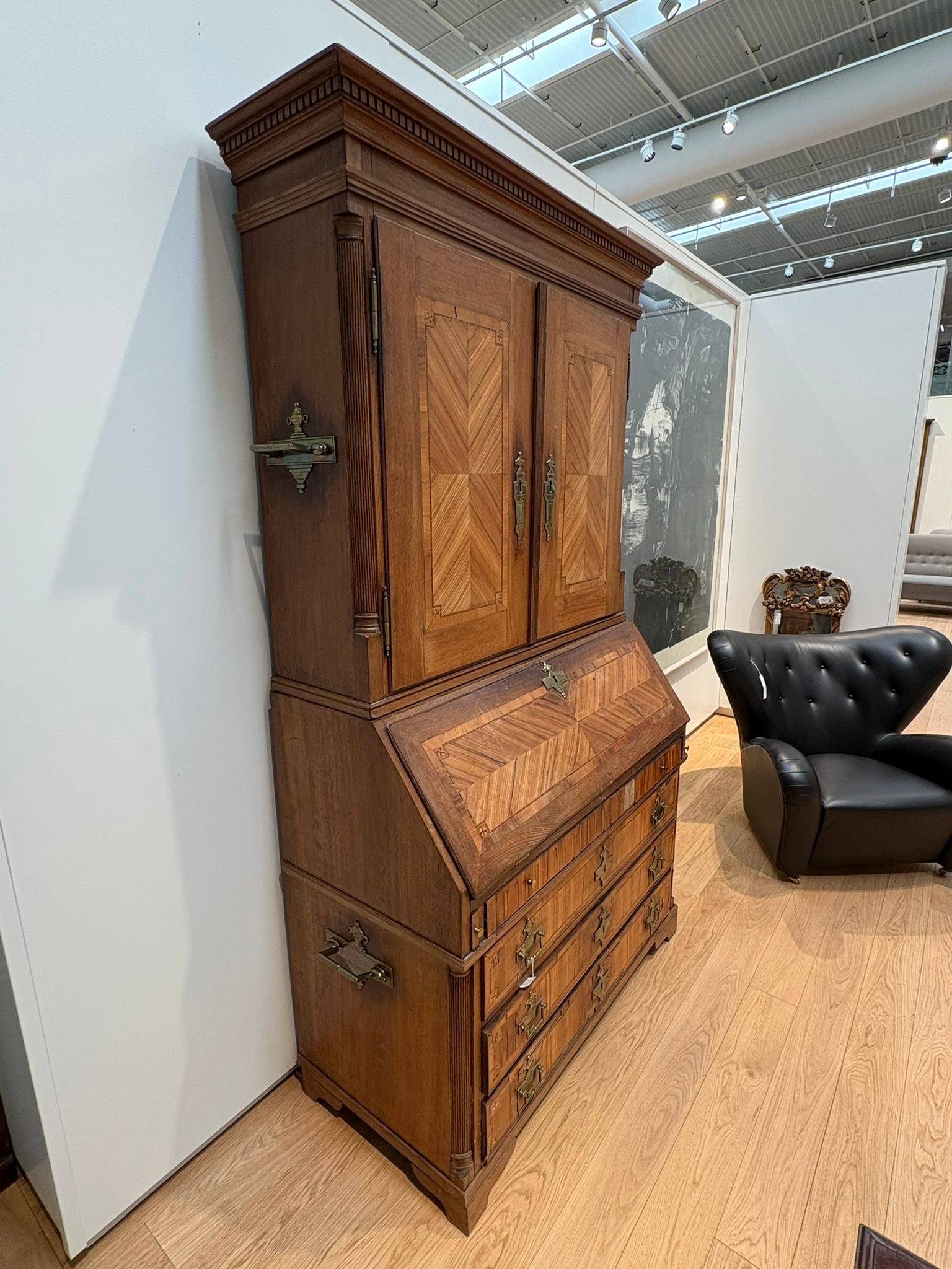 Dutch Louis XVI oak chatol with walnut panels - 18th century im Angebot 4