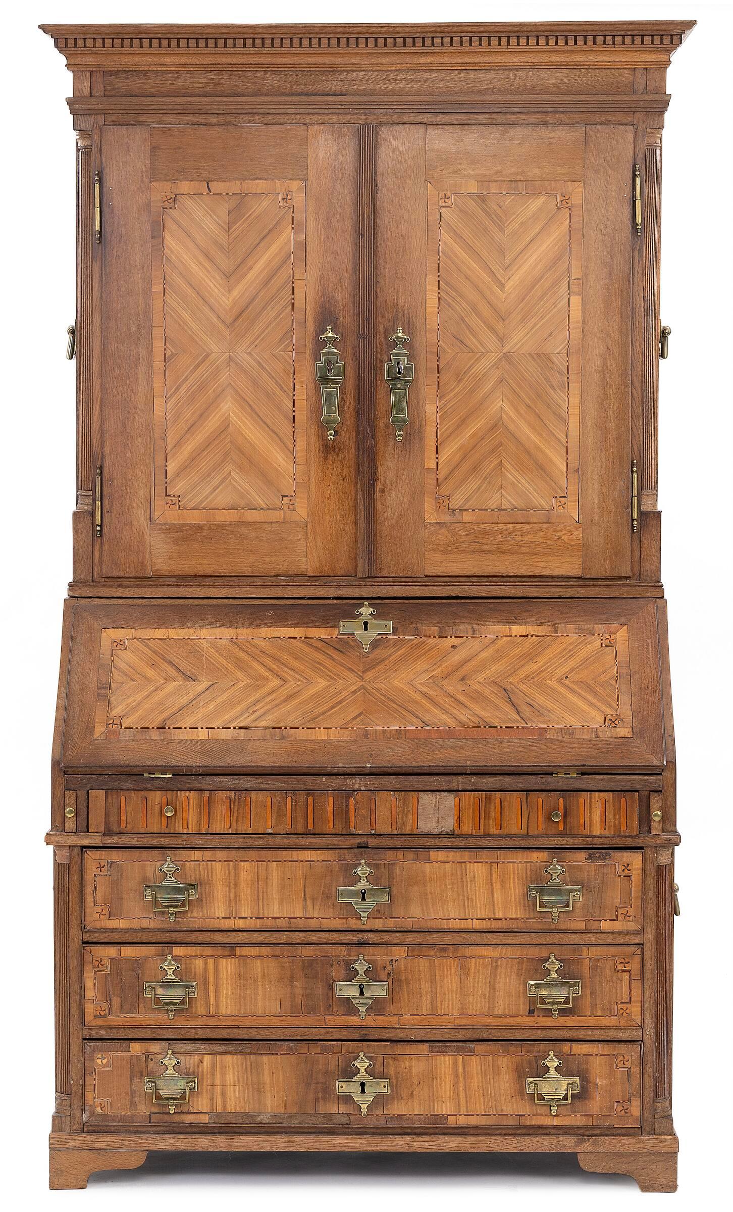 A Dutch Louis XVI oak chatol with walnut panels, bronze fittings and handles. Late 18th century. 

A wonderful piece of furniture. 

H. 214 cm. W. 114 cm. D. 56 cm.