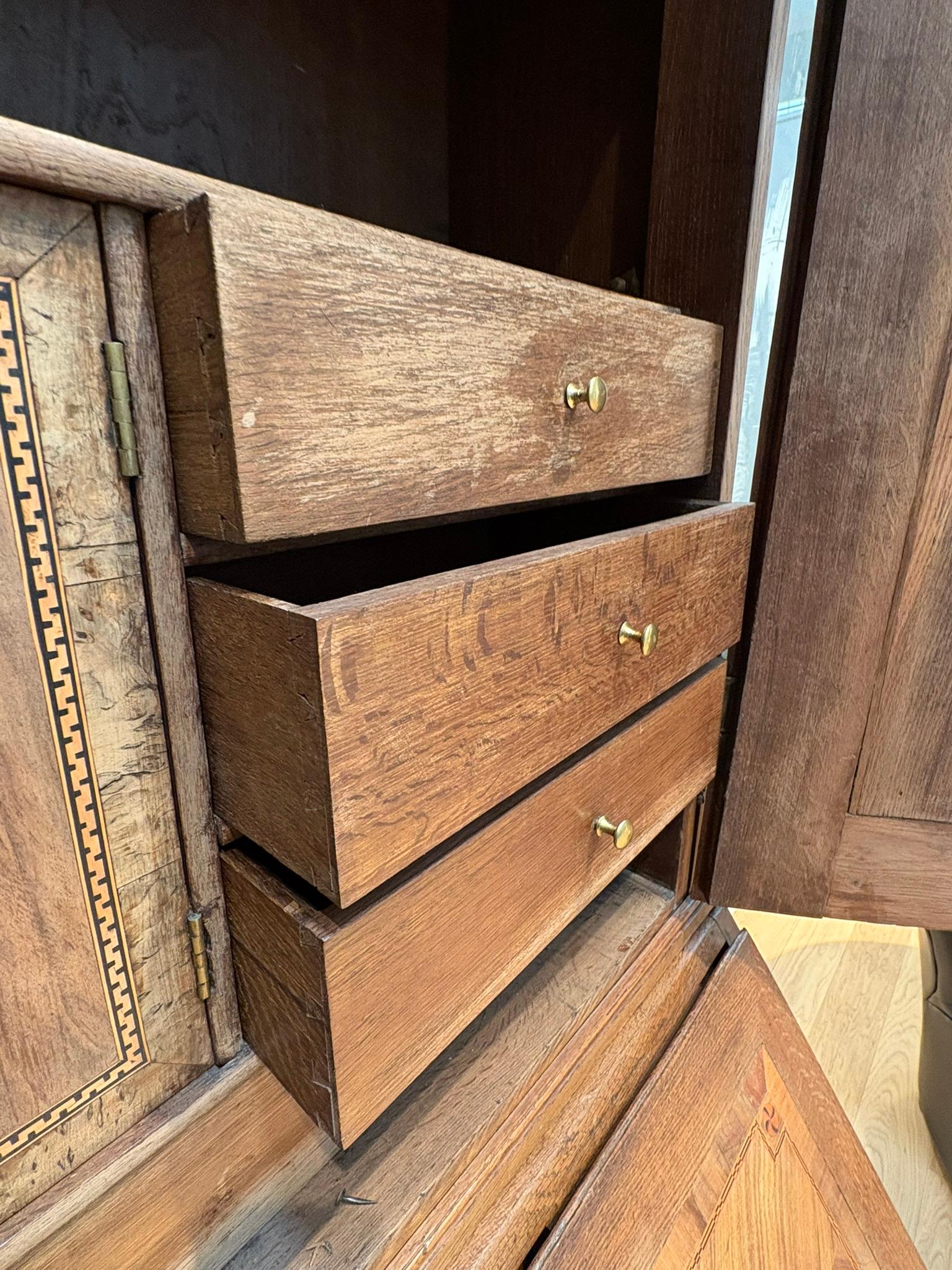 Dutch Louis XVI oak chatol with walnut panels - 18th century (Niederländisch) im Angebot