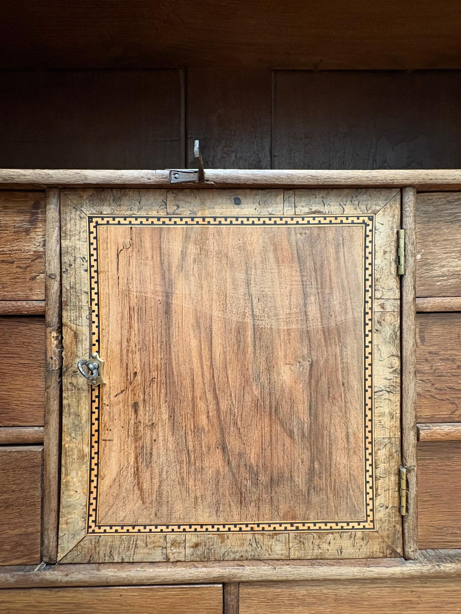 Dutch Louis XVI oak chatol with walnut panels - 18th century im Zustand „Gut“ im Angebot in London, GB