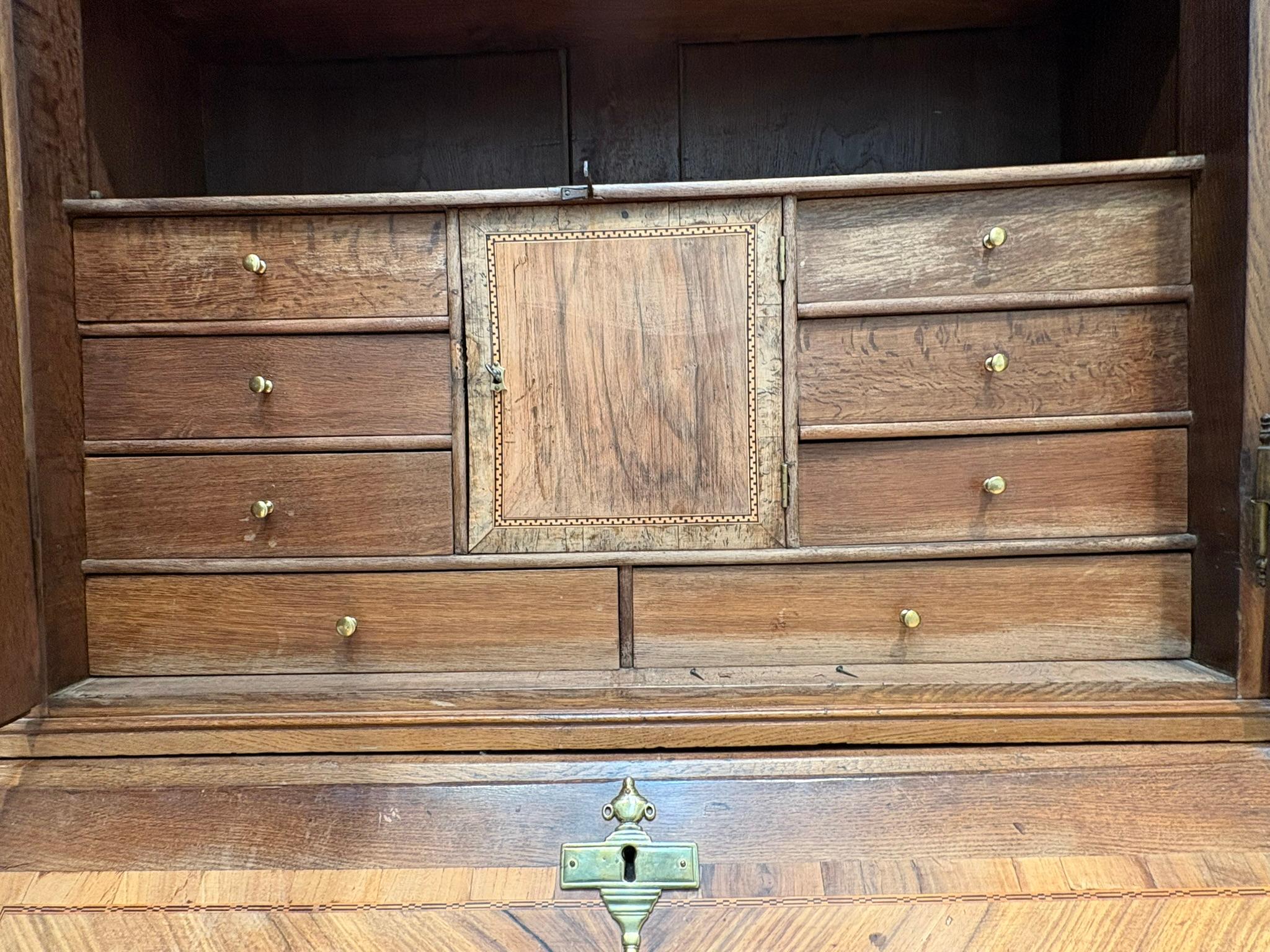 Dutch Louis XVI oak chatol with walnut panels - 18th century (18. Jahrhundert) im Angebot