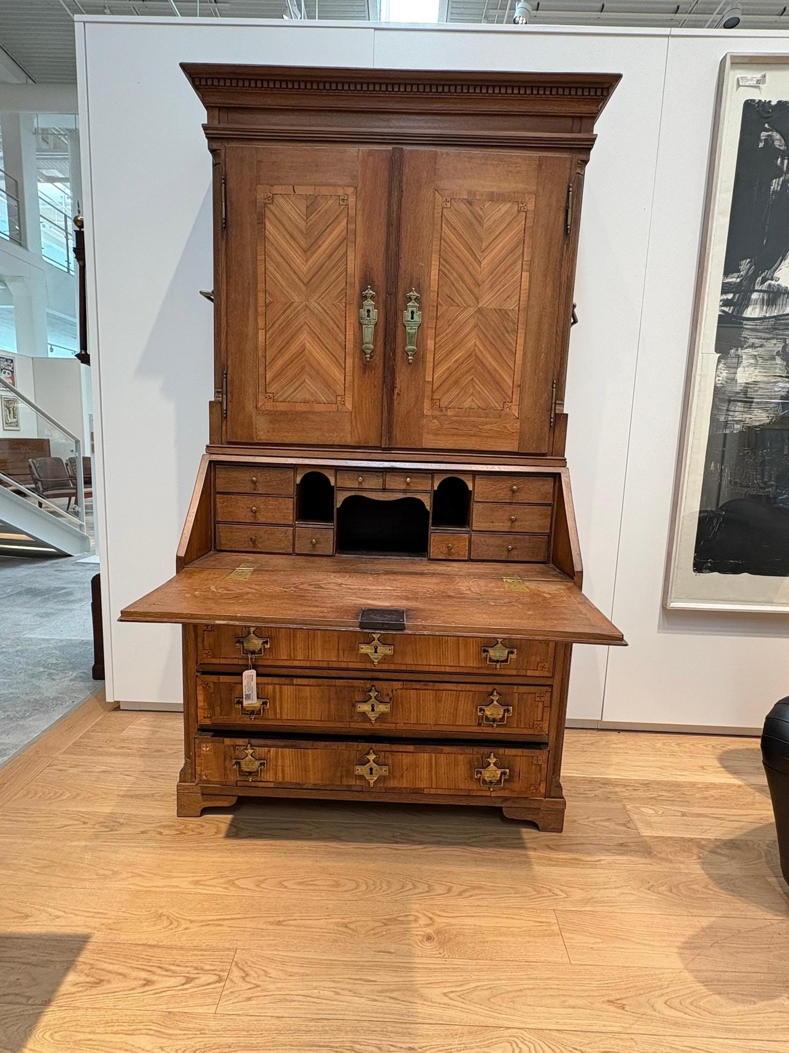 Dutch Louis XVI oak chatol with walnut panels - 18th century (Walnuss) im Angebot